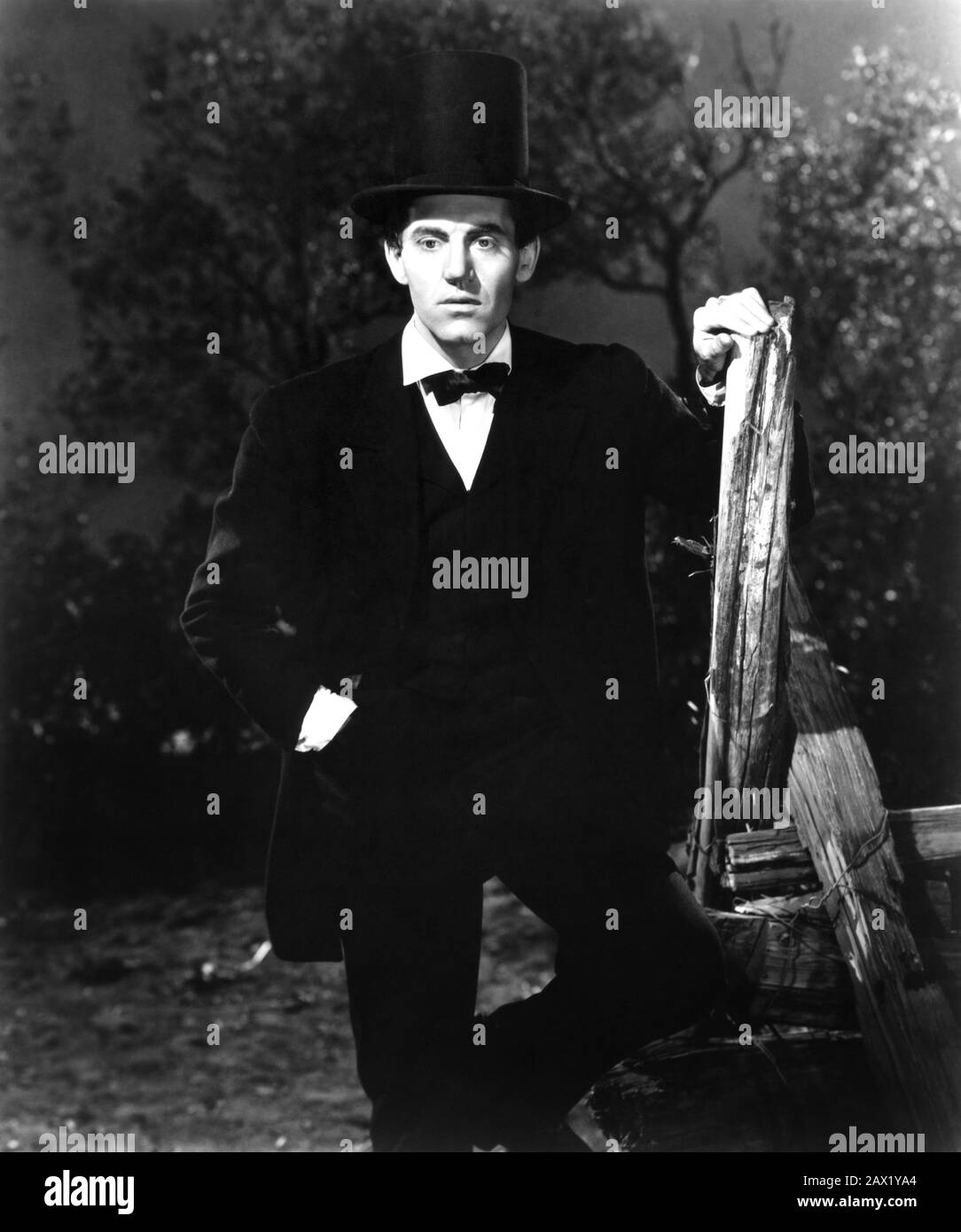 1939 :  The celebrated movie actor HENRY FONDA  as Lincoln in the movie YOUNG Mr. LINCOLN ( Alba di gloria  ) by John Ford , from a screenplay by  Lamar Trotti   . The U.S.A. President ABRAHAM LINCOLN ( 1809 - 1865 ) -  Presidente della Repubblica - Stati Uniti - USA - ritratto - Abramo  - impersonator - sosia - imitatore  - top hat - cappello a cilindro - tuba - papillon - tie bow - cravatta - gilet - MOVIE - CINEMA - FILM ----  Archivio GBB Stock Photo