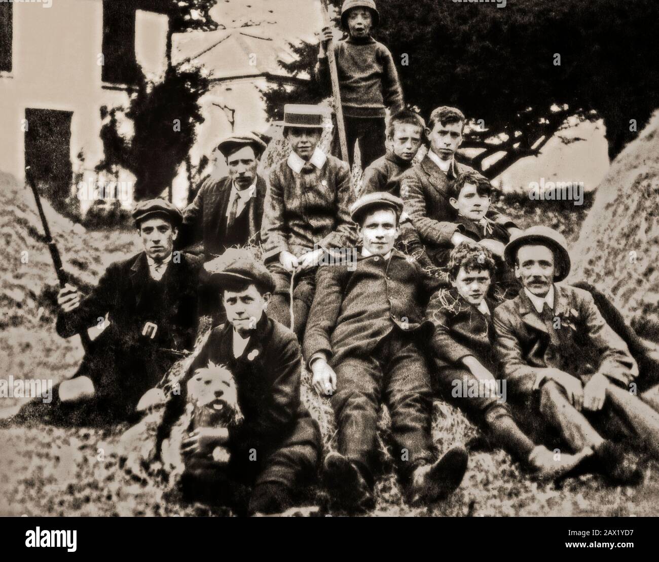 A group of The Irish Volunteers (Irish: Óglaigh na hÉireann), ar a North Dublin training camp. It was a military organisation established in 1913 by Irish nationalists, ostensibly in response to the formation of the Ulster Volunteers in 1912, and its declared primary aim was 'to secure and maintain the rights and liberties common to the whole people of Ireland'. Increasing rapidly to a strength of nearly 200,000 by mid-1914, it split in September of that year over John Redmond's commitment to the British War effort, with the smaller group retaining the name of 'Irish Volunteers'. Stock Photo