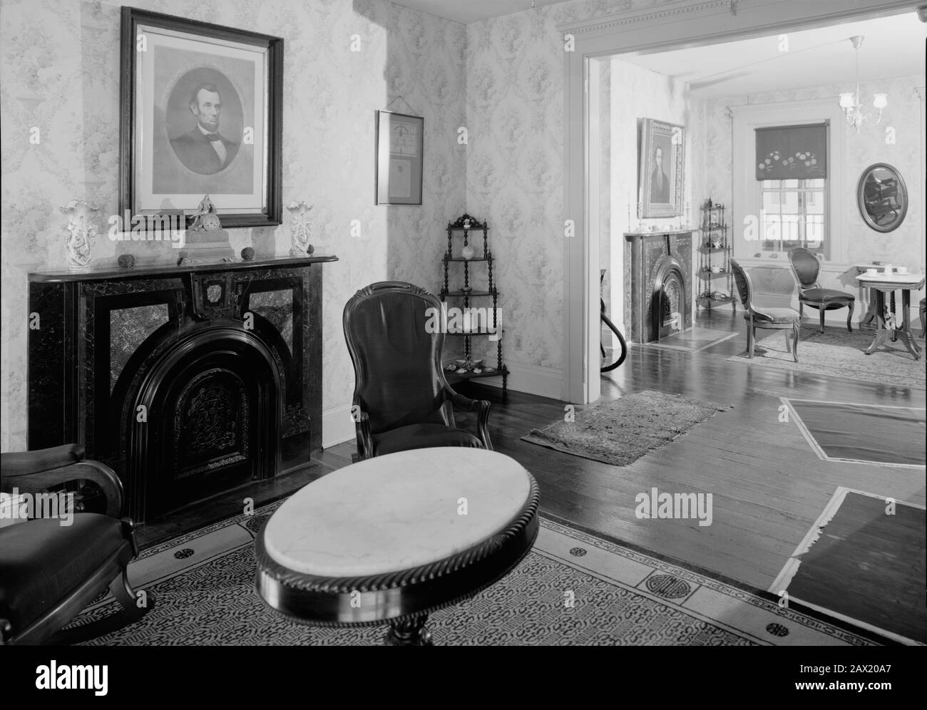 VIEW OF DOUBLE PARLOR - William A. Petersen House, 516 Tenth Street Northwest, Washington, District of Columbia, DC, where President Abraham Lincoln died in 1865 after being shot by assassin John Wilkes Booth, across the street at Ford's Theatre, Washington, D.C. . Although there is nothing that is original in this room, the layout is exactly the same including the art on the walls.  It is a very small room and looks somewhat distorted though the cameras lens. The U.S.A. President ABRAHAM LINCOLN ( 1809 - 1865 ), dead April 15th 1865 .  - Presidente della Repubblica - Stati Uniti -  USA - ritr Stock Photo