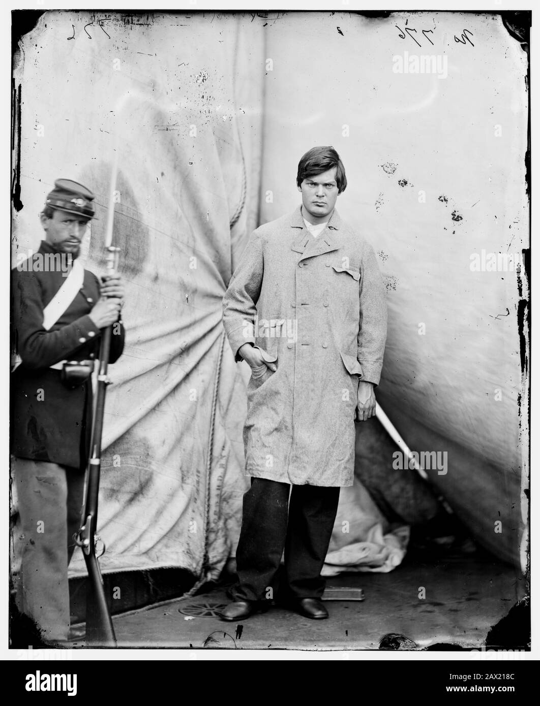 1865, Washington Navy Yard, D.C., USA : Assassination of President Lincoln . Lewis Powell aged 21 ( aka Lewis Payne or Paine , 1844 - 1865 ), a conspirator, in manacled  aboard the monitor USS Saugus . Photo by Alexander GARDNER ( 1821 - 1882 ).  The U.S.A. President ABRAHAM LINCOLN ( 1809 - 1865 ).  Lewis Thornton Powell ( April 22, 1844 – July 7, 1865 ), attempted unsuccessfully to assassinate United States Secretary of State William H. Seward, and was one of four people hanged for the Lincoln assassination conspiracy. On April 13, John Wilkes Booth, George Atzerodt and David Herold all met Stock Photo