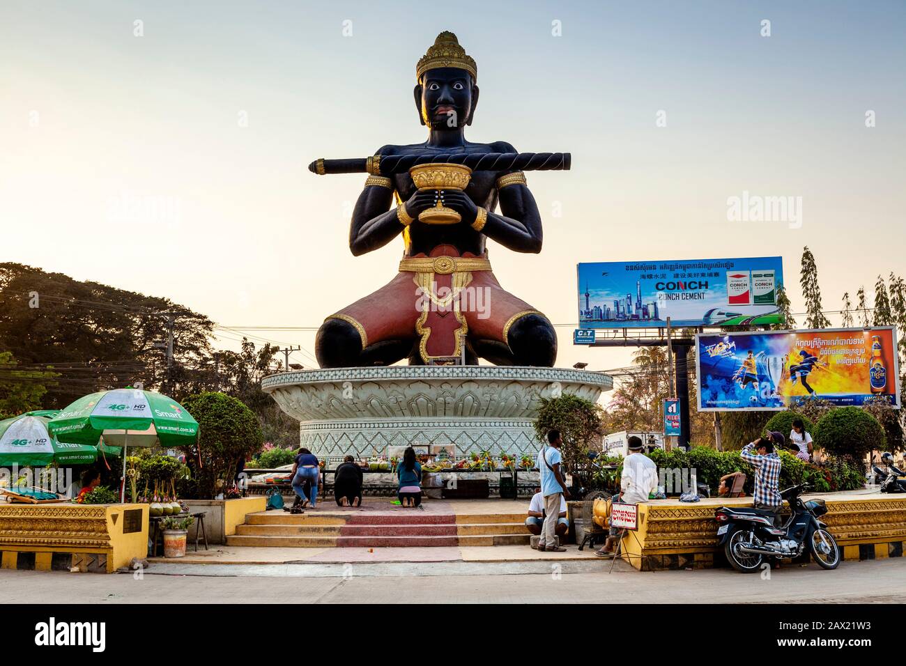 Sohildagi ayol mushukining fotosurati Kievdagi plyajdagi yalangoch fotosuratlar