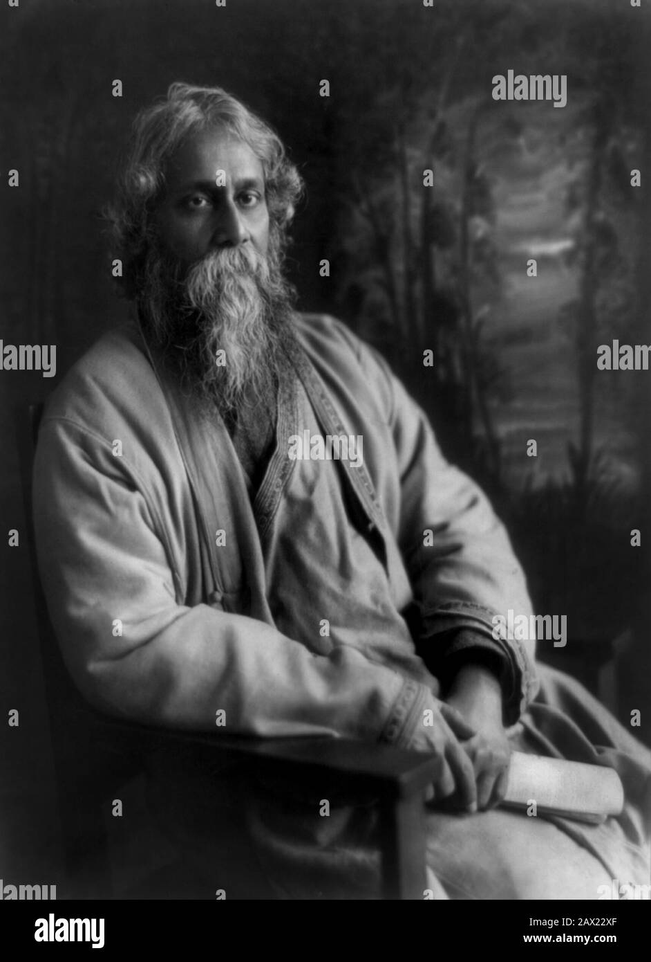 1917 : The celebrated indian poet and writer Rabindranath TAGORE ( Calcutta 1861 - 1941 ) , awarded with Nobel for Literature in 1913   - LETTERATO - SCRITTORE - LETTERATURA - Literature  - POESIA - POETRY - POET - POETA - portrait - ritratto  - PREMIO NOBEL LETTERATURA  ancient older man - uomo anziano vecchio - bear - barba ----  Archivio GBB Stock Photo