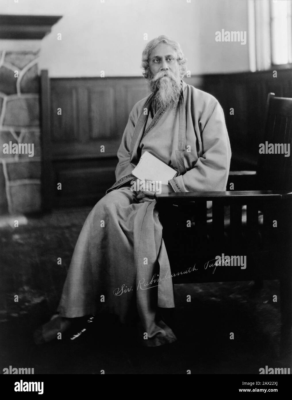 1916 , USA : The celebrated indian poet and writer Rabindranath TAGORE ( Calcutta 1861 - 1941 ) , awarded with Nobel for Literature in 1913 . Photo by D.M. BENNETT , Washington, DC , USA   - LETTERATO - SCRITTORE - LETTERATURA - Literature  - POESIA - POETRY - POET - POETA - portrait - ritratto  - PREMIO NOBEL LETTERATURA  ancient older man - uomo anziano vecchio - bear - barba - autograph - autografo - signature - firma ----  Archivio GBB Stock Photo