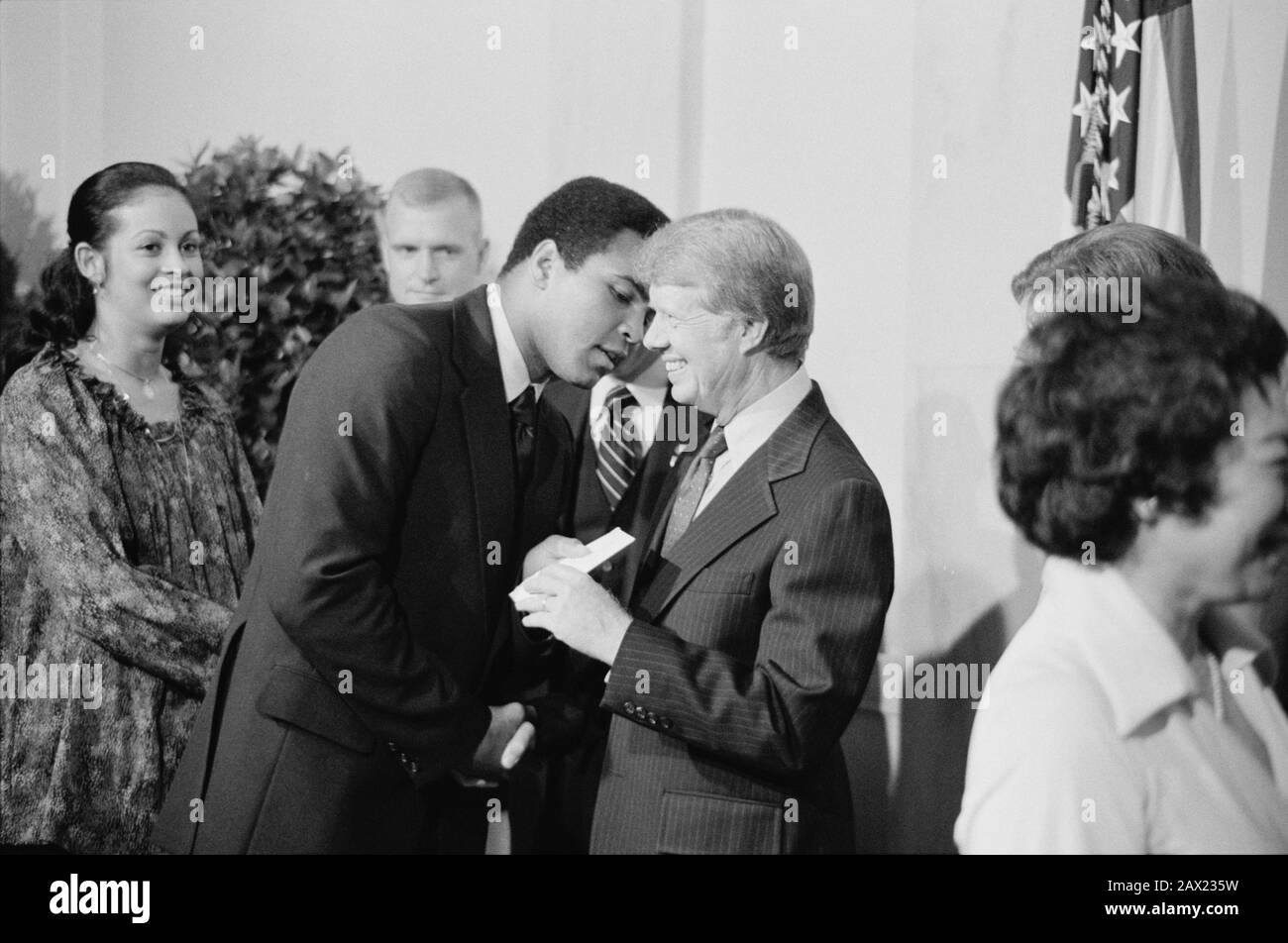 1977 , 7 september , Washington DC , USA  : The President of USA  Jimmy Carter  ( born in 1924 ) greets the boxeur Mohammed Ali ( CASSIUS CLAY , born in 1942 ) at a White House dinner celebrating the signing of the Panama Canal Treaty . Photo by Marion S. Trikosko for the US Govern . - SPORT - BOX - POLITICO - POLITICA - POLITICIAN - POLITIC - PRESIDENTE STATI UNITI  - sportivo  - PUGILATO - PUGILE   ----  ARCHIVIO GBB Stock Photo