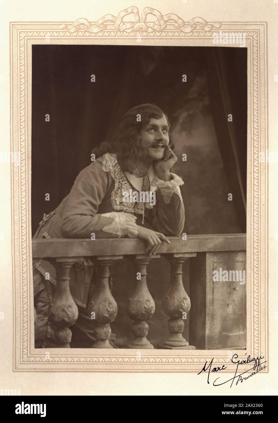 1920 ca , Bruxelles , BELGIUM : The french theater actor  JEAN ARBULEAU ( Paris ,  1895 – 1979 ) in CYRANO DE BERGERAC  by Edmond Rostand ( 1868 - 1918 ) . Photo by Marc Galuzzi , Bruxelles - TEATRO - THEATRE - THEATER - baffi - moustache - pizzo - lace - scene costume - abito costume di scena - long hair man - uomo capelli lunghi - smile - sorriso - GAY - HOMOSEXUAL - HOMOSEXUALITY - OMOSESSUALE -   omosessualità - LGBT - dreamer - sognatore - lover - innamorato  ---- Archivio GBB Stock Photo