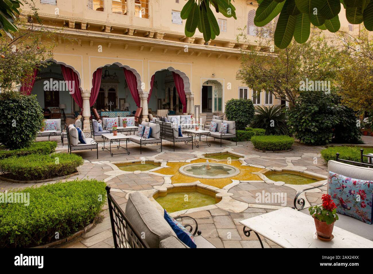 India, Rajasthan, Jaipur, Gangapole, Samode Haveli Hotel, in townhouse of Samode Royal Family, sitting area in courtyard Stock Photo