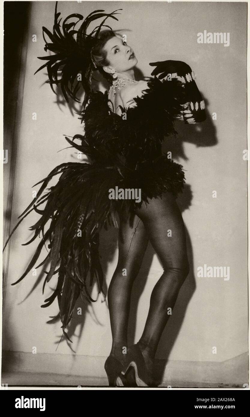 1958 , Paris , FRANCE : The french movie actress and ballerina COLETTE  MARCHAND ( born in Paris , 29 april 1925 ) in the ballet by Marquis De  Cuevas titles NOIRE