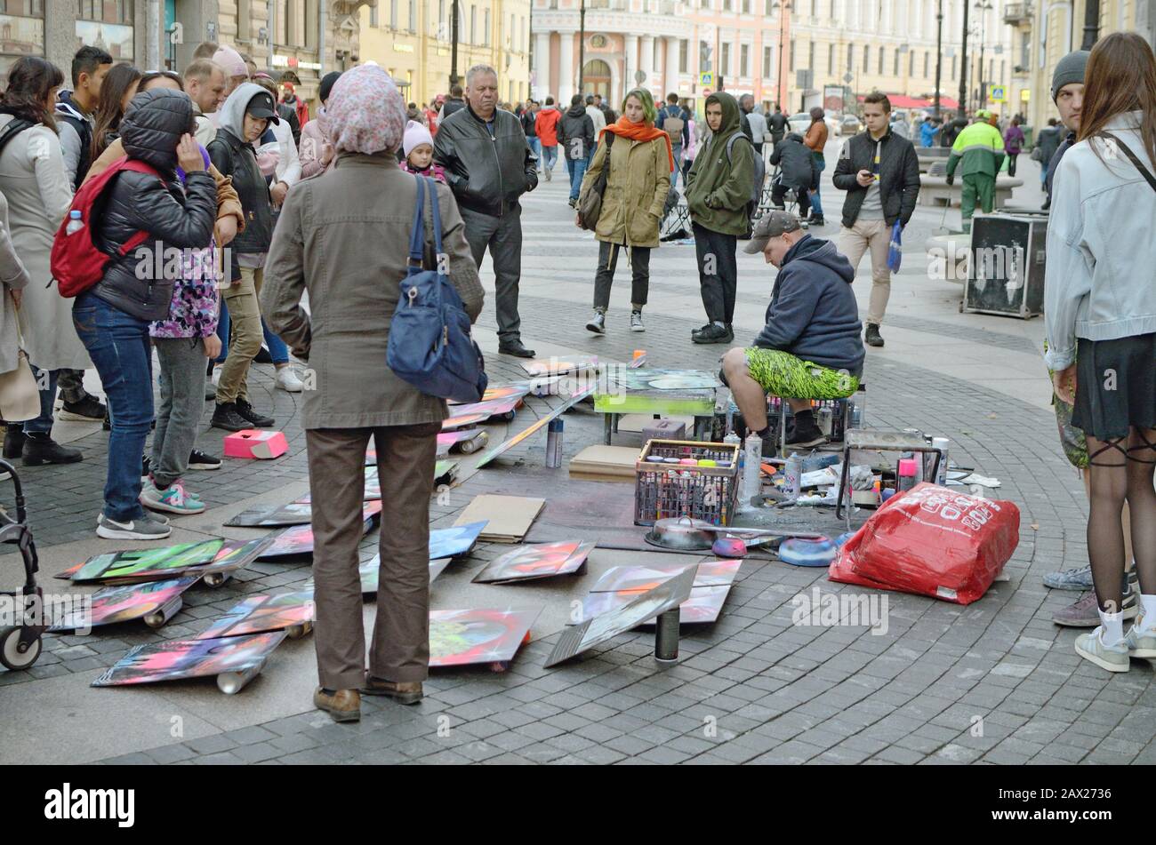 Man holding can spray paint hi-res stock photography and images - Alamy