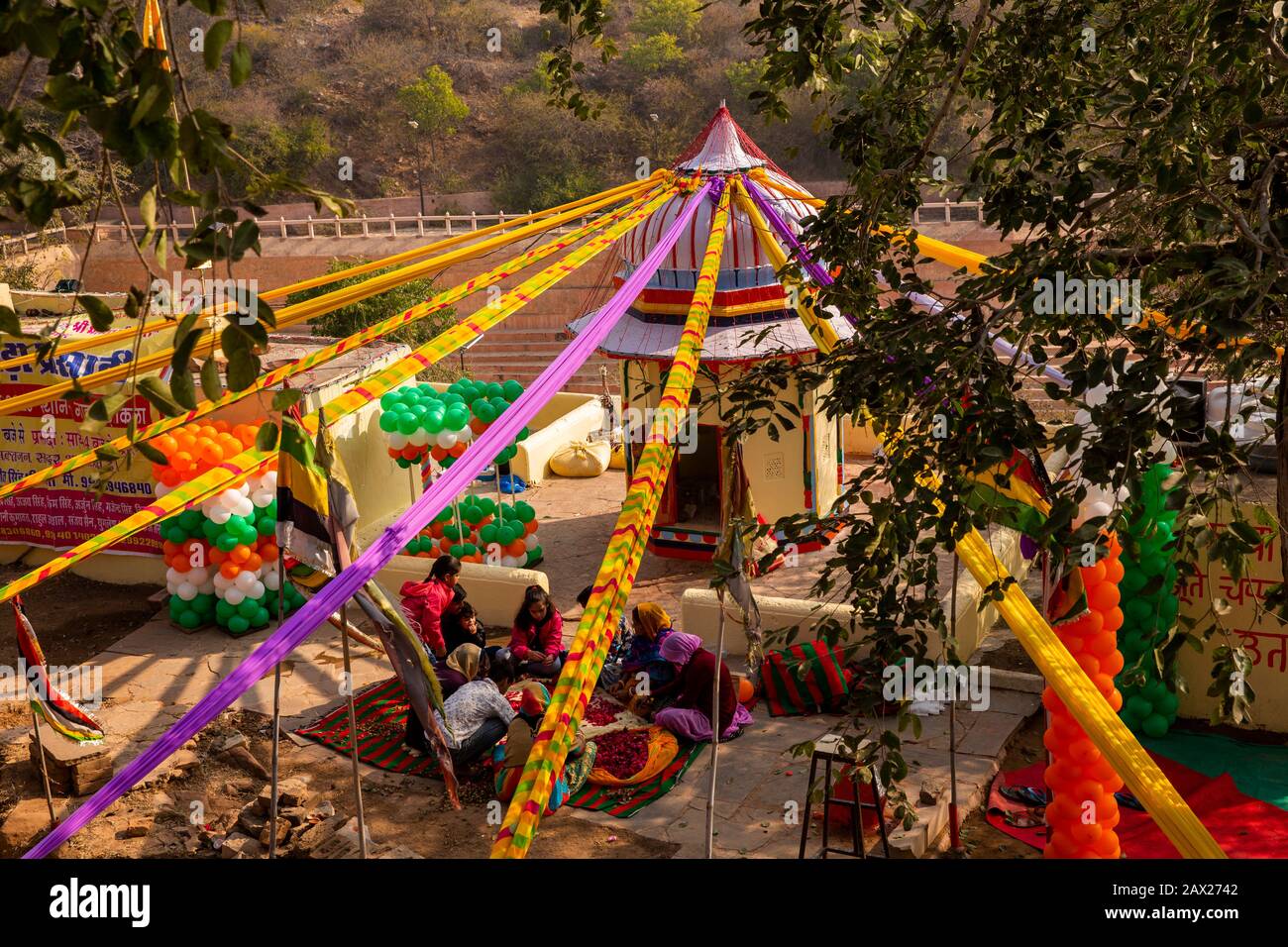 India, Rajasthan, Jaipur, Nahargarh Fort, Pitra Dev Mandir Meena Samaj temple, visitors having picnic Stock Photo