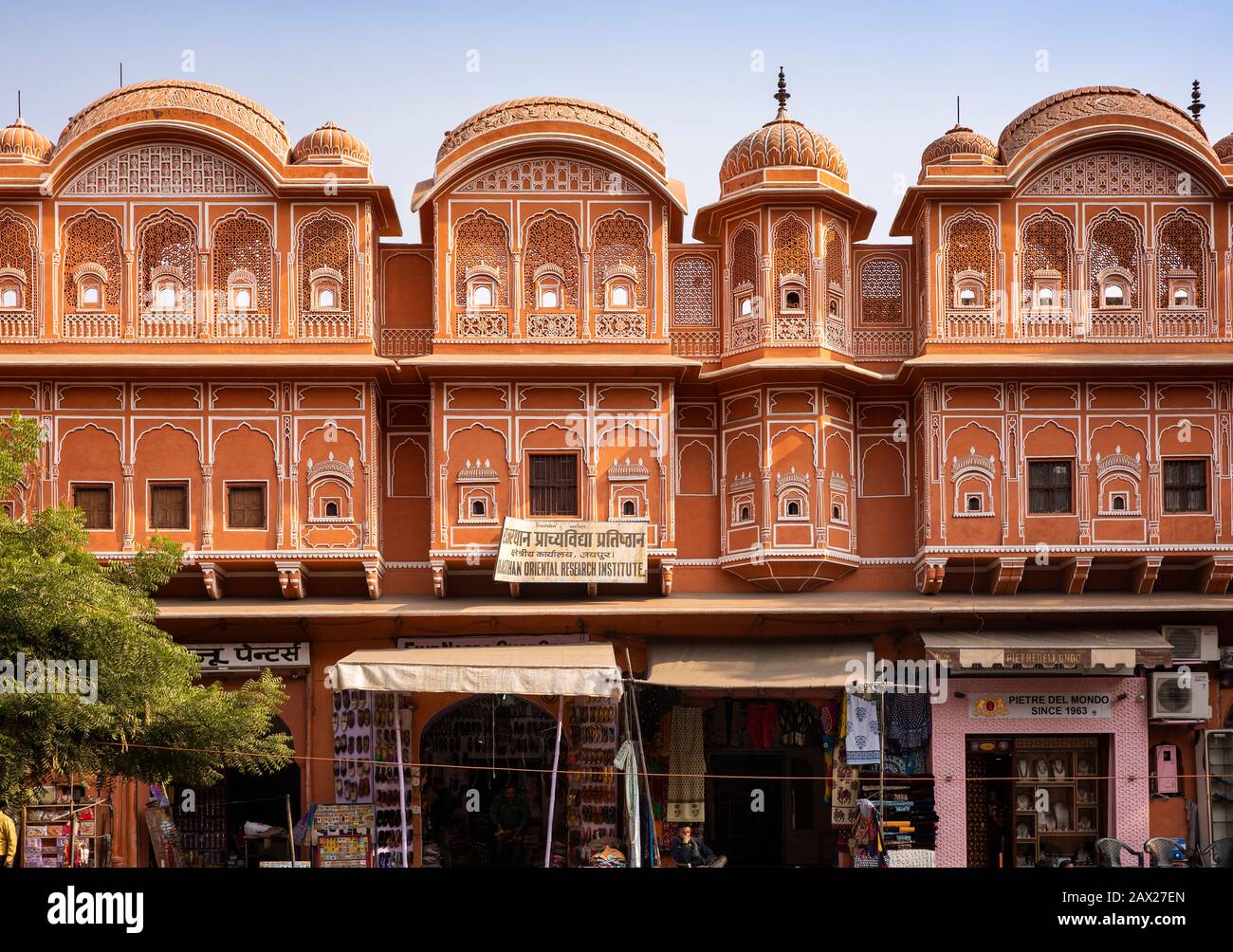India, Rajasthan, Jaipur, Hawa Mahal Road, architectural detail of building opposite Royal Palace compound Stock Photo