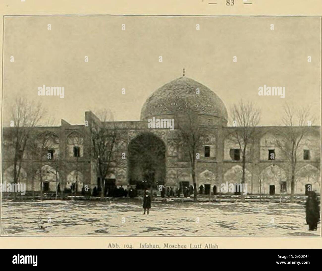 Denkmäler persischer Baukunst : geschichtliche Untersuchung und Aufnahme muhammedanischer Backsteinbauten in Vorderasien und Persien . bilden luftiggeöffnete Pavillons, von denen aus durchPaukcnschlag der Aufgang und Untergangder Sonne angezeigt wird. In den in Favcncemosaik geschmückten iLK-m Gnn Ccntai hellblauer Farbe mit weißen Arabeskenrankenbelegt ist, und der mil umgewandiem Ober-körper den Bogen abschießt. Das Innereder Nische ist mit Wandgemälden bedeckt;in der Milte unten sieht man die wiederumin Fayencemosflik ausgeflihrlcn rankcnge-schmücklen Zwickel des eigentlichen Tür-durchgange Stock Photo
