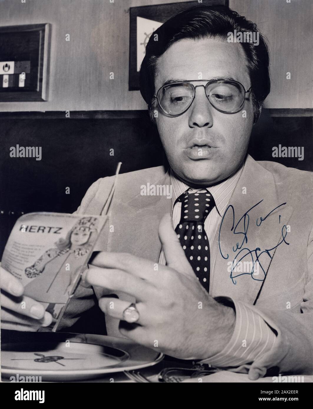 1971 , november , USA : The celebrated movie director PETER BODGANOVICH ( born July 30, 1939 in Kingston, New York ) at time of his movie The Last Picture Show ( L'ultimo spettacolo ) - CINEMA - FILM - REGISTA CINEMATOGRAFICO - tie - cravatta - pois - polka dots - lens - occhiali da vista - ray-bann - ray bann - AUTOGRAFO - AUTOGRAPH - signature - firma  -  --- Archivio GBB Stock Photo