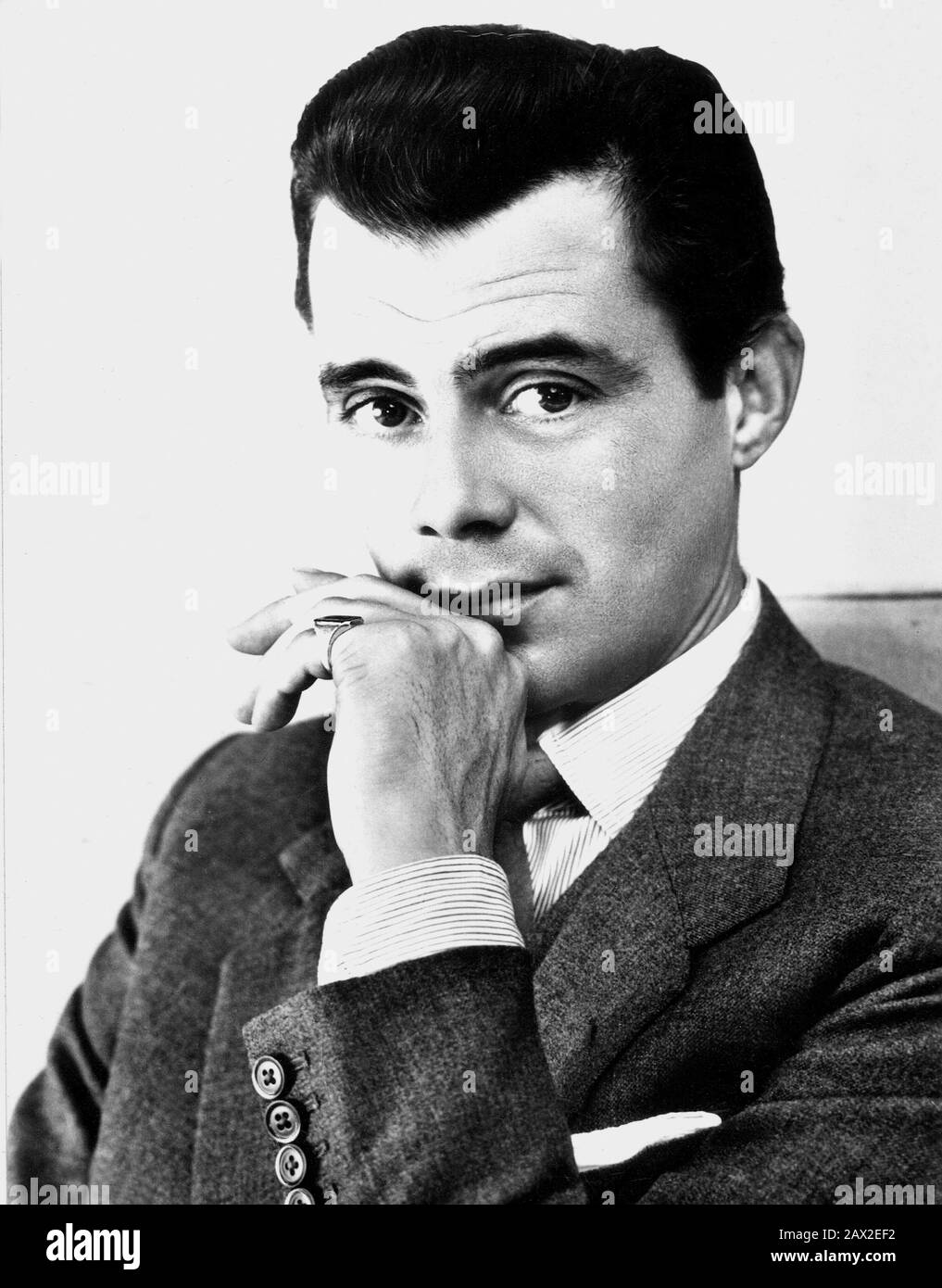 1955 c. : The british movie actor  DIRK BOGARDE  ( 1921 - 1999 ) - CINEMA - anello - ring -  --- Archivio GBB Stock Photo