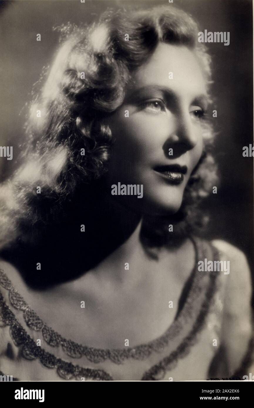 1940 Ca Italy The Italian Movie Actress Caterina Boratto Born In Torino 1915 Photo By Vaselli In 1938 Metro Goldwyn Mayer Tycoon Louis B Mayer Offered Boratto A Contract