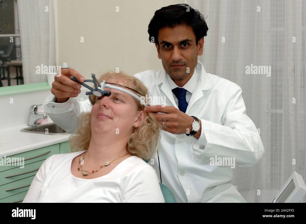 Dentist Doctor Majid Shahab at his clinic in Harley Street, London demonstrating  a new bite assessment computer in 2005. Stock Photo
