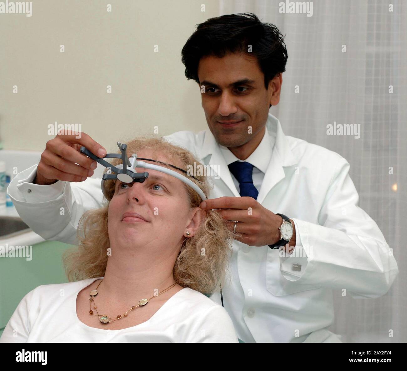 Dentist Doctor Majid Shahab at his clinic in Harley Street, London demonstrating  a new bite assessment computer in 2005. Stock Photo