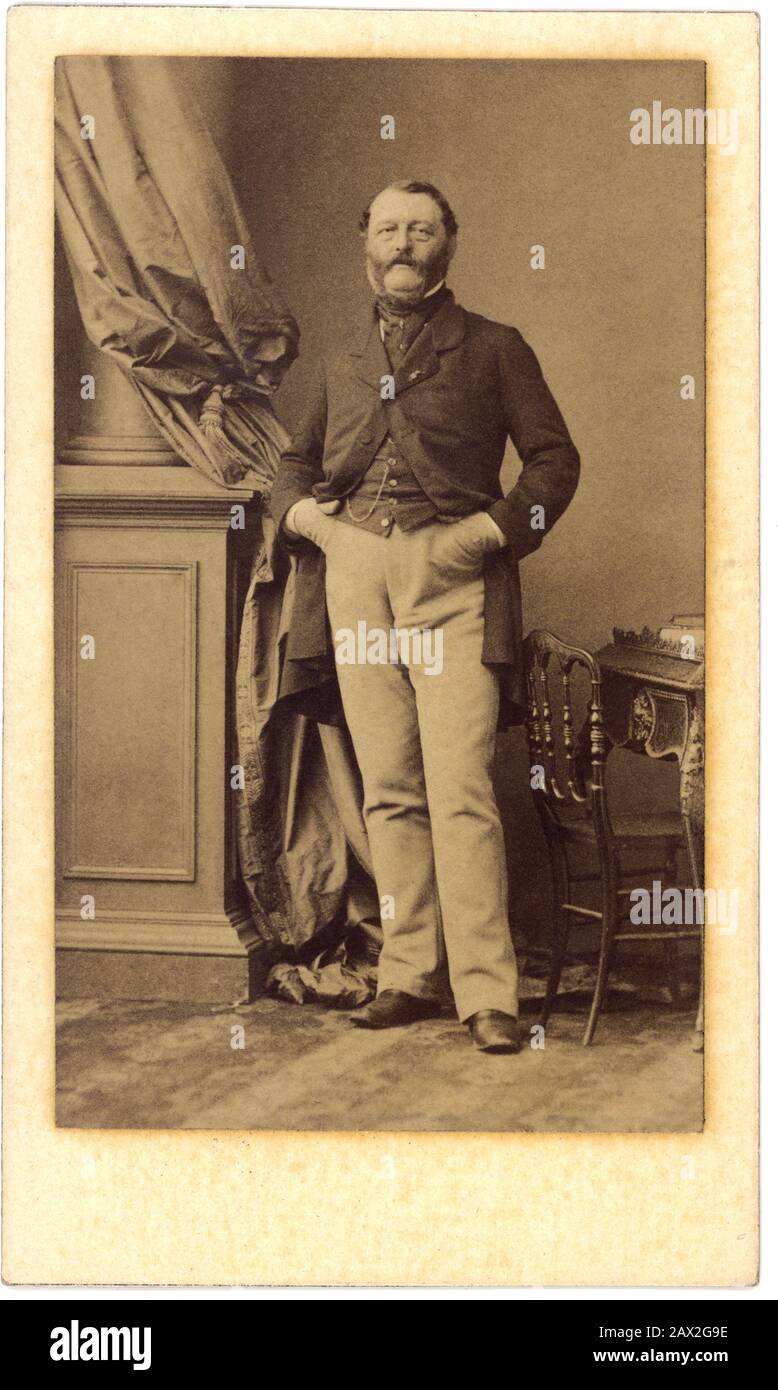 1870 ca , Paris , FRANCE : The french Marquis ARTHUR DE GUINAMAUT   . Photo by DISDERI , Paris .  - portrait - ritratto - Marchese  -  nobiltà  francese - nobility - nobili francesi  - nobile - FRANCIA -  MODA - FASHION - OTTOCENTO - '800 - 800's - HISTORY - FOTO STORICHE  - POLITIC - POLITICA - POLITICO - collar - colletto - tie  - cravatta -  beard - barba - gilet - panciotto - catena d'oro dell'orologio - golden chain - mani in tasca - hands in pockets - shoes - scarpe - GUINAMOT   ----  Archivio GBB Stock Photo