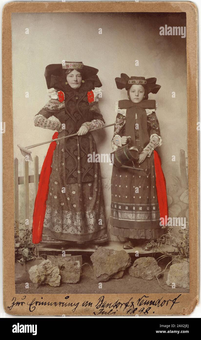 1898 , Bad Nenndorf , Lower Saxony , GERMANY  :  Traditionals folkloristic costumes of two peasants women , mother and daughter . Photo by L. FEUERROHR , Rinteln und Bad Nenndorf . Rinteln is a small town in Lower Saxony, Germany. It is located on the banks of the Weser river above the Porta Westfalica .  Bad Nenndorf is a small town in the district of Schaumburg, Lower Saxony, Germany . - GERMANIA   - BASSA SASSONIA - Niedersachsen -  Neddersassen - Belle Epoque - FOTO STORICHE - HISTORY - GEOGRAFIA  - HISTORY - GEOGRAPHY - GEOGRAFIA - FOLK - FOLKLORE - COSTUME FOLKLORISTICO - COSTUMI FOLKLOR Stock Photo