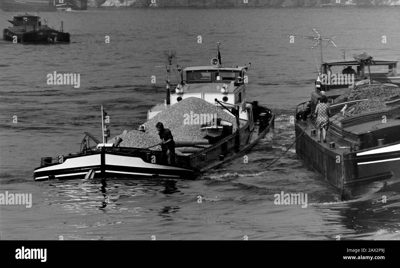 AJAXNETPHOTO. SEPTEMBER, 1971. RIVER SEINE, FRANCE. - GETTING CLOSE - TWO BARGES LOADED WITH AGGREGATES ABOUT TO COUPLE-UP AS THEY HEAD TOWARD THE OUTSKIRTS OF PARIS.PHOTO:JONATHAN EASTLAND/AJAX REF:RX7 151204 164 Stock Photo