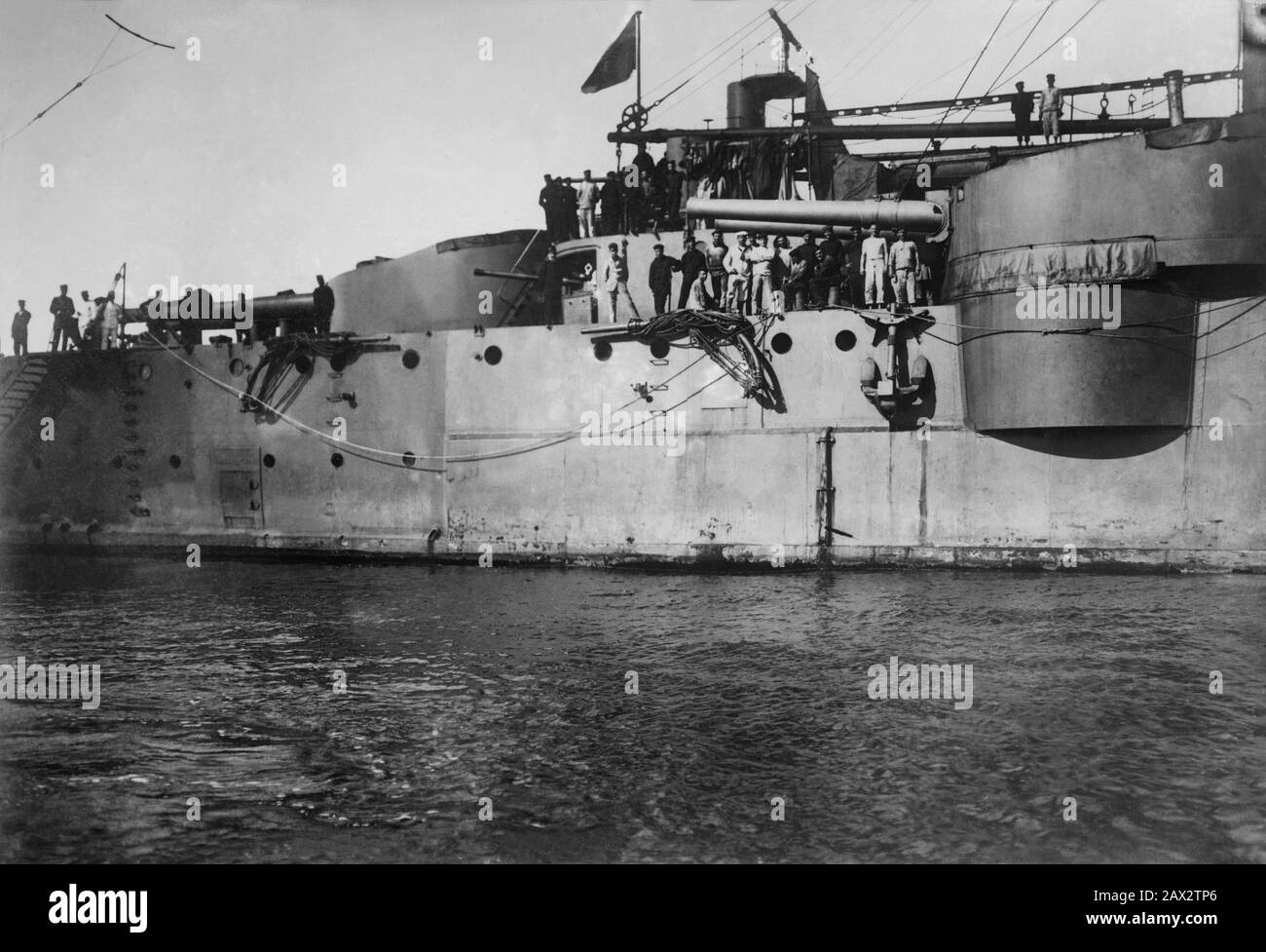 1911 , october ,TRIPOLI , LIBYA , NORTH AFRICA  : The guns of italian  Navy Incrociatore Corazzato PISA in TRIPOLI  during the War about Turkey .  -  foto storiche  storica  - HISTORY PHOTOS  - military - militare - mare - sea - pozzi di petrolio - petroliferi - GUERRA ITALO-TURCA - Italia - Turchia - LIBIA  -  --- Archivio GBB Stock Photo