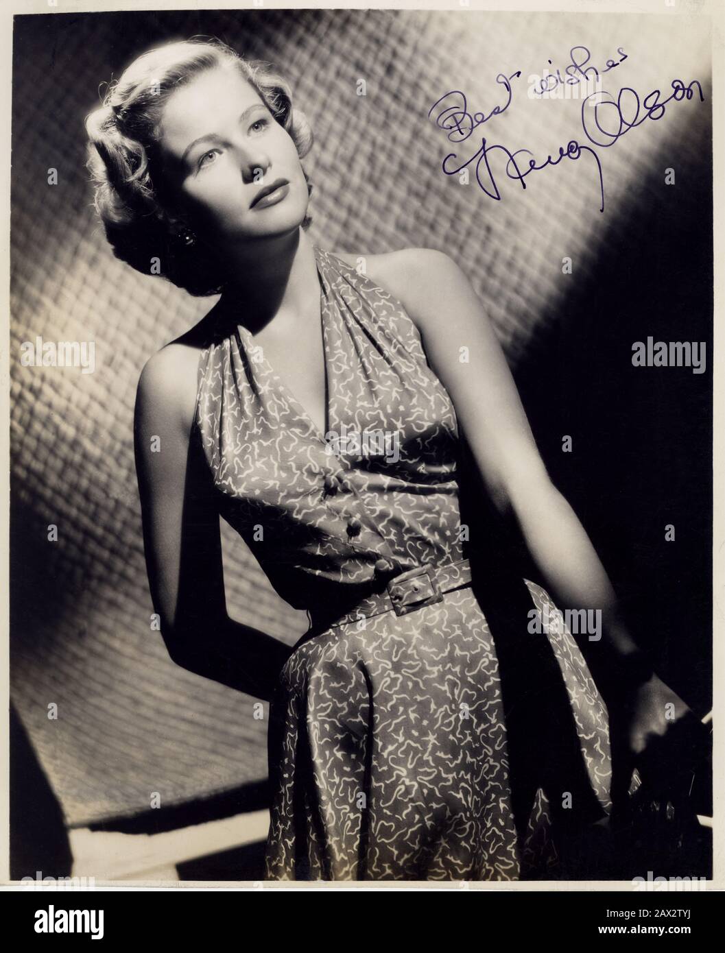 1951 ca  , USA : The american actress NANCY OLSON ( born July 14, 1928 in Milwaukee, Wisconsin ), pubblicity still . Most celebrated for his role in SUNSET BOULEVARD (  1950 - Viale del tramonto ) by Billy Wilder  - CINEMA - movie - portrait - ritratto - blonde hair - capelli biondi  - DIVA - DIVINA  -  bionda  - FASHION - MODA - ANNI CINQUANTA - 50's - '50 - AUTOGRAFO - AUTOGRAPH - signature - firma  -  --- Archivio GBB Stock Photo