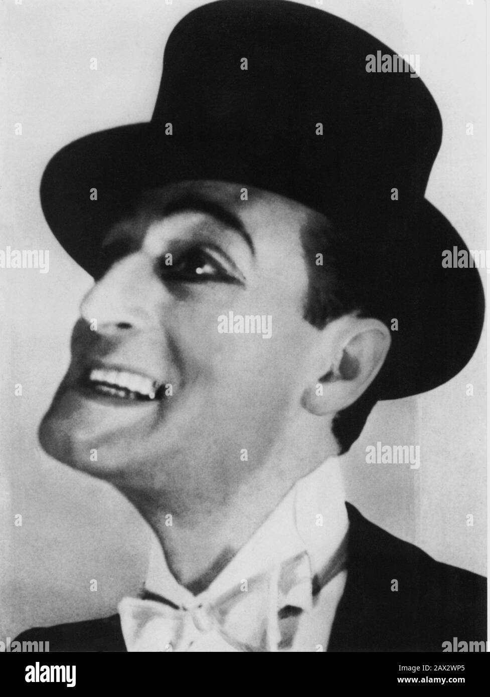 1930's , ITALY : The celebrated italian actor Totò ( born Antonio DE CURTIS Gagliardi Ducas Comneno di Bisanzio , Naples 1898 - Rome 1967 ) - ATTORE - TEATRO di rivista musicale - THEATER - THEATRE - avanspettacolo - musical - Toto' - CINEMA - tie - cravatta - colletto - collar - portrait - ritratto  - smile - sorriso - top hat - cappello a cilindro - CINEMA - SMILE - SORRISO - tie bow - papillon - cravatta - collar - colletto  -  --- Archivio GBB Stock Photo