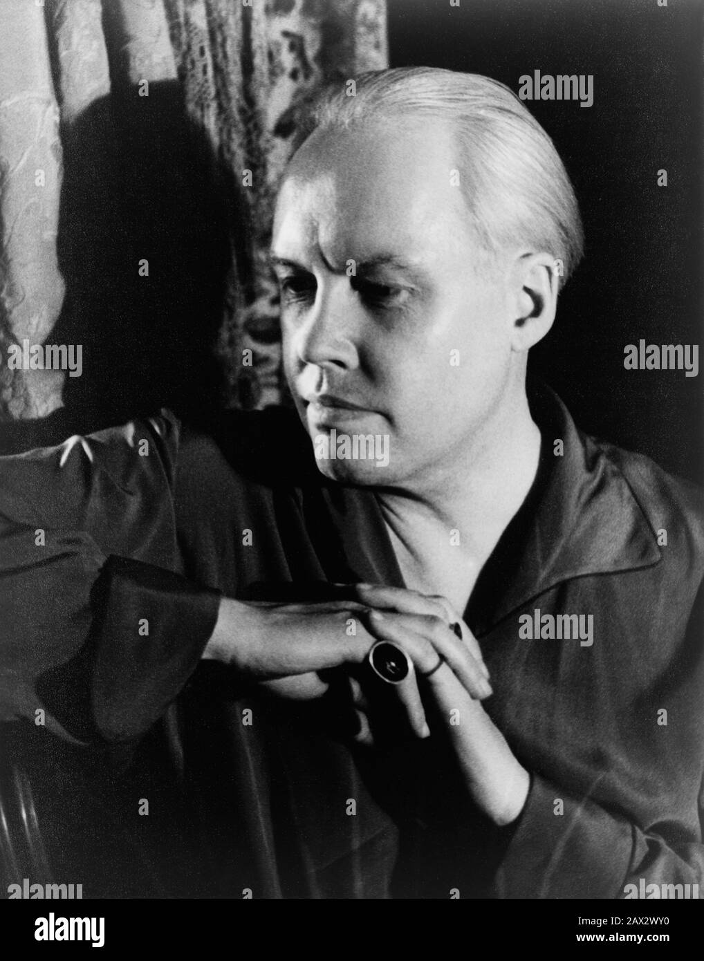 1934 , 3 april , USA  : The writer , critician , painter and photographer CARL VAN VECHTEN ( 1880 - 1964 ), self-portrait   - AUTORITRATTO - selfportrait  - FOTO STORICA STORICHE - HISTORY - FOTOGRAFO - STORIA DELLA FOTOGRAFIA - gay - omosessuale -  omosessualità - LGBT - - homosexual - homosexuality - anello - ring - white hair - capelli bianchi -  --- Archivio GBB Stock Photo