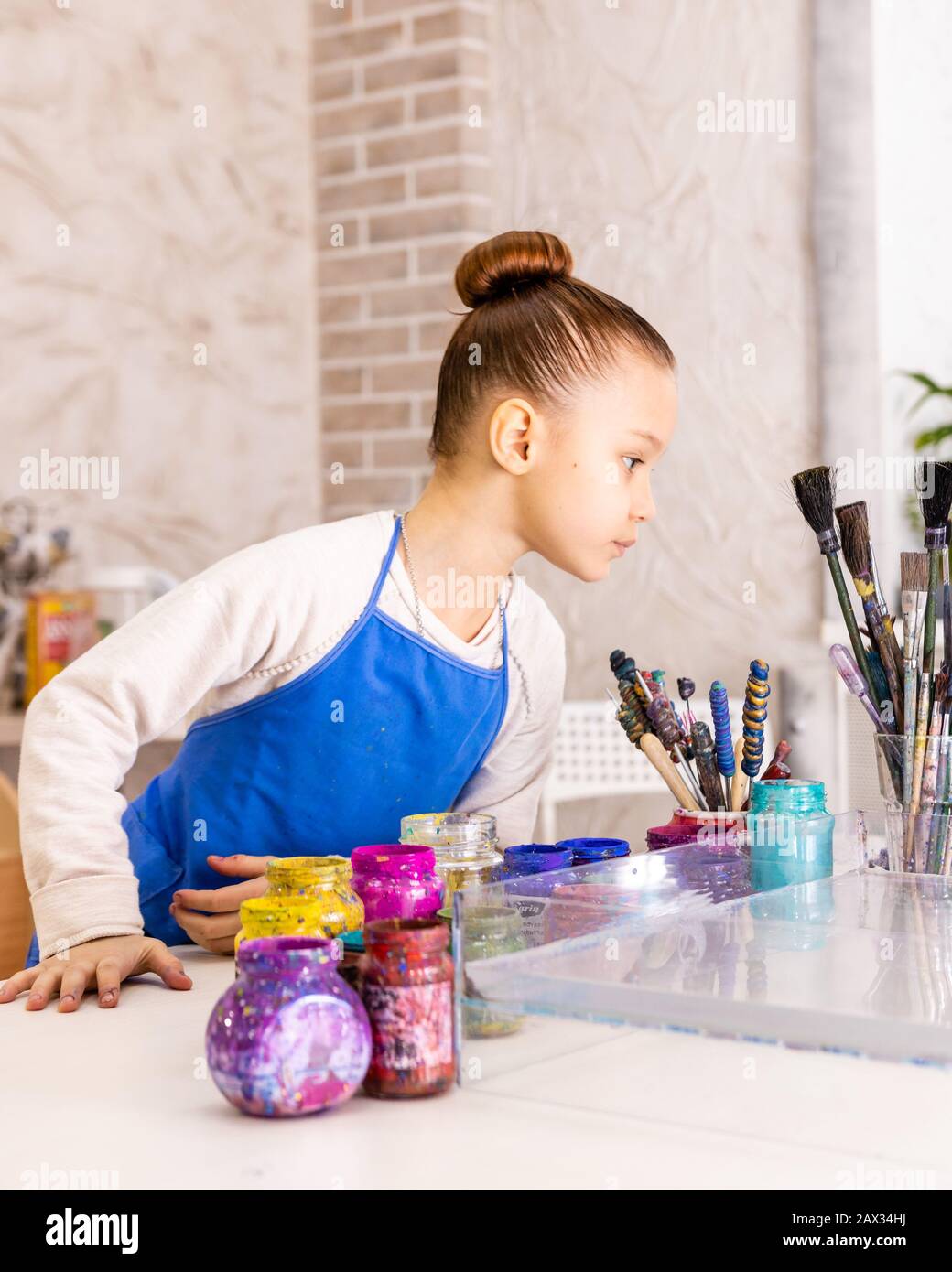 girl 6 years old in an art studio. Master class in the studio Ebru ...