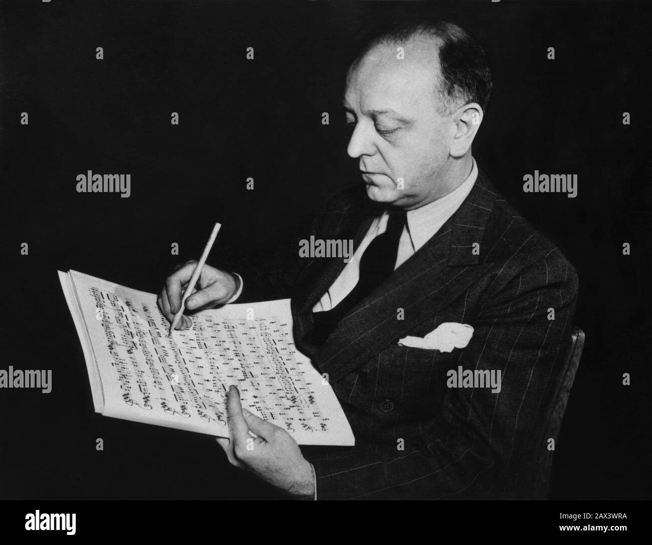 1956  , USA : The celebrated american music composer and critic VIRGIL THOMSON ( 1896 - 1989 ). He was instrumental in the development of the ' American Sound ' in classical music . Thomson became a sort of mentor and father figure to a new generation of American tonal composers such as Ned Rorem ,  Paul Bowles and Leonard Bernstein , a circle united as much by their shared homosexuality as by their similar compositional sensibilities  - OPERA LIRICA -  MUSIC - MUSICA CLASSICA - CLASSICAL - COMPOSITORE - GAY - omosessuale - omosessualità - LGBT -  - homosexual - homosexuality - spartito - prof Stock Photo
