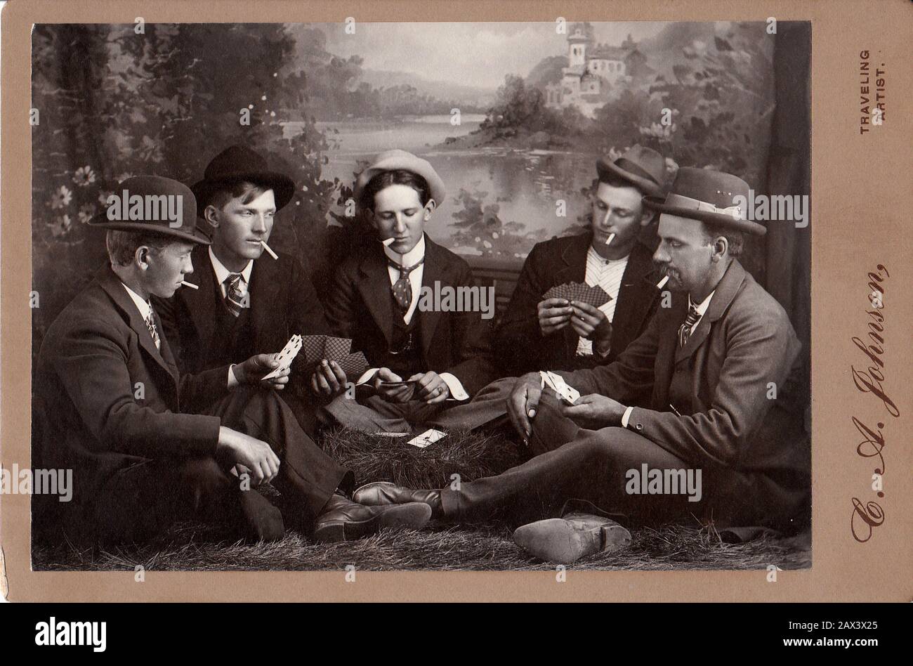 1908 ca ,  USA : Five friends at play . Photo by C. A. Johnson , Travelling Artist . - AMICI - portrait - ritratto - UOMO - UOMINI - YOUNG MEN - MAN - giovanotti - giovanotto - GIOCO A CARTE - POKER - cards - fun - divertimento - scherzo - funny - buffo  - tie - collar - cravatta - colletto - MODA MASCHILE - FASHION - HISTORY - FOTO STORICHE - shoes - scarpe  - AMICO - AMICI - NOVECENTO - 900's - '900  - hat - cappello - fumo - smoke - smokers - fumatore - fumatori - sigaretta - cigarette - contadini - peasants - abito della festa - campagna - country - fotografo ambulante  ---- Archivio GBB Stock Photo