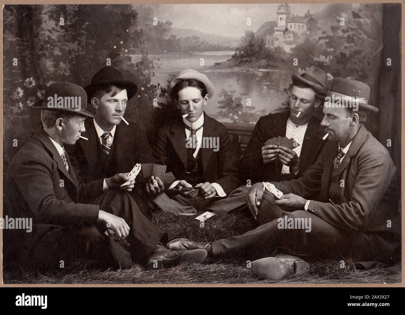 1908 ca ,  USA : Five friends at play . Photo by C. A. Johnson , Travelling Artist . - AMICI - portrait - ritratto - UOMO - UOMINI - YOUNG MEN - MAN - giovanotti - giovanotto - GIOCO A CARTE - POKER - cards - fun - divertimento - scherzo - funny - buffo  - tie - collar - cravatta - colletto - MODA MASCHILE - FASHION - HISTORY - FOTO STORICHE - shoes - scarpe  - AMICO - AMICI - NOVECENTO - 900's - '900  - hat - cappello - fumo - smoke - smokers - fumatore - fumatori - sigaretta - cigarette - contadini - peasants - abito della festa - campagna - country - fotografo ambulante  ---- Archivio GBB Stock Photo