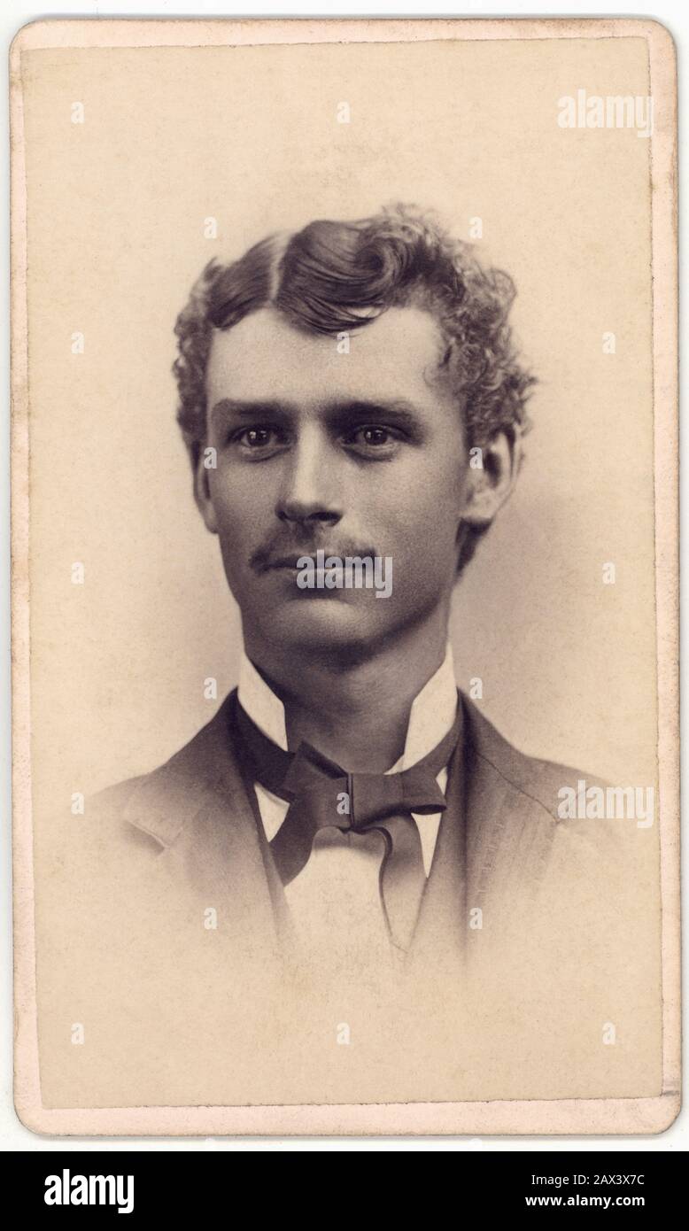 1885 ca ,  USA : A young handsome man with moustache, Photo by Gesman and Aikin , Pella , IOWA - 800's - '800 - XIX CENTURY - portrait - ritratto - UOMO BELLO - baffi - biondo - blonde - collar - colletto - tie - cravatta - bow - papillon - fiocco - MODA MASCHILE - FASHION -  YOUNG - MEN - UOMINI  - RAGAZZO  ---- Archivio GBB Stock Photo
