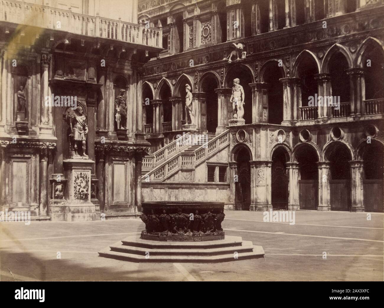 1875 ca. , VENEZIA , ITALY : The Interior court of PALAZZO DUCALE , The  Giant 's staircase . Photo by Salviati . - CHIESA CATTOLICA - CHURCH -  VENICE - VENETO -