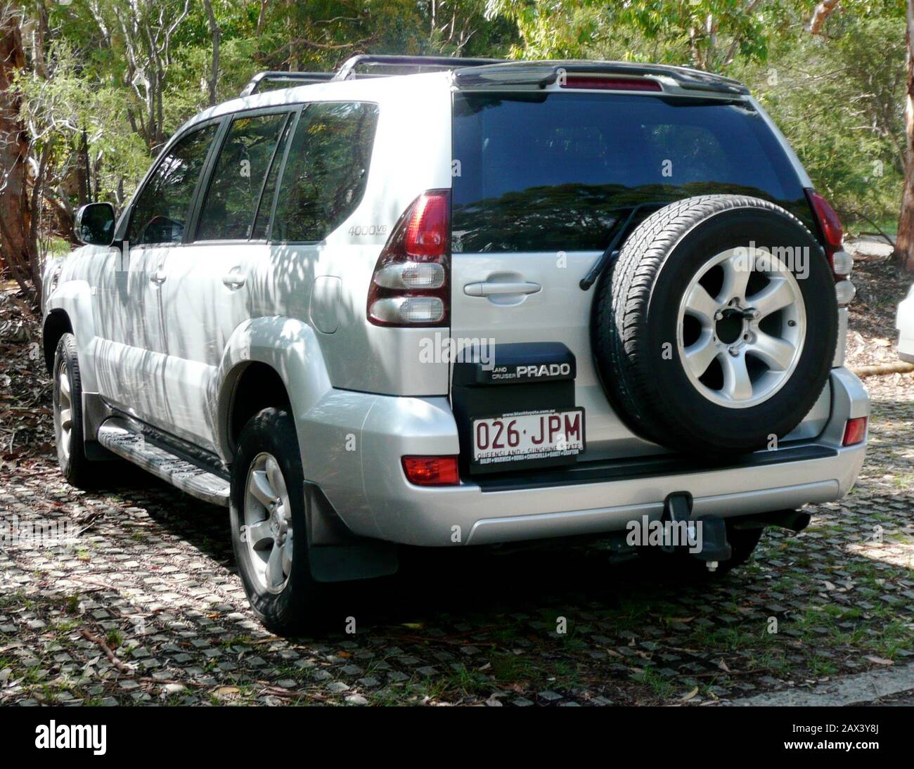 English: 2006 Toyota Land Cruiser Prado (GRJ120R) GXL. Photographed in  Audley, New South Wales, Australia. Vehicle registration enquiry results  Jurisdiction Queensland Registration 026JPM Chassis code JTEBU29J405059930  Year of manufacture 2006; 6 December