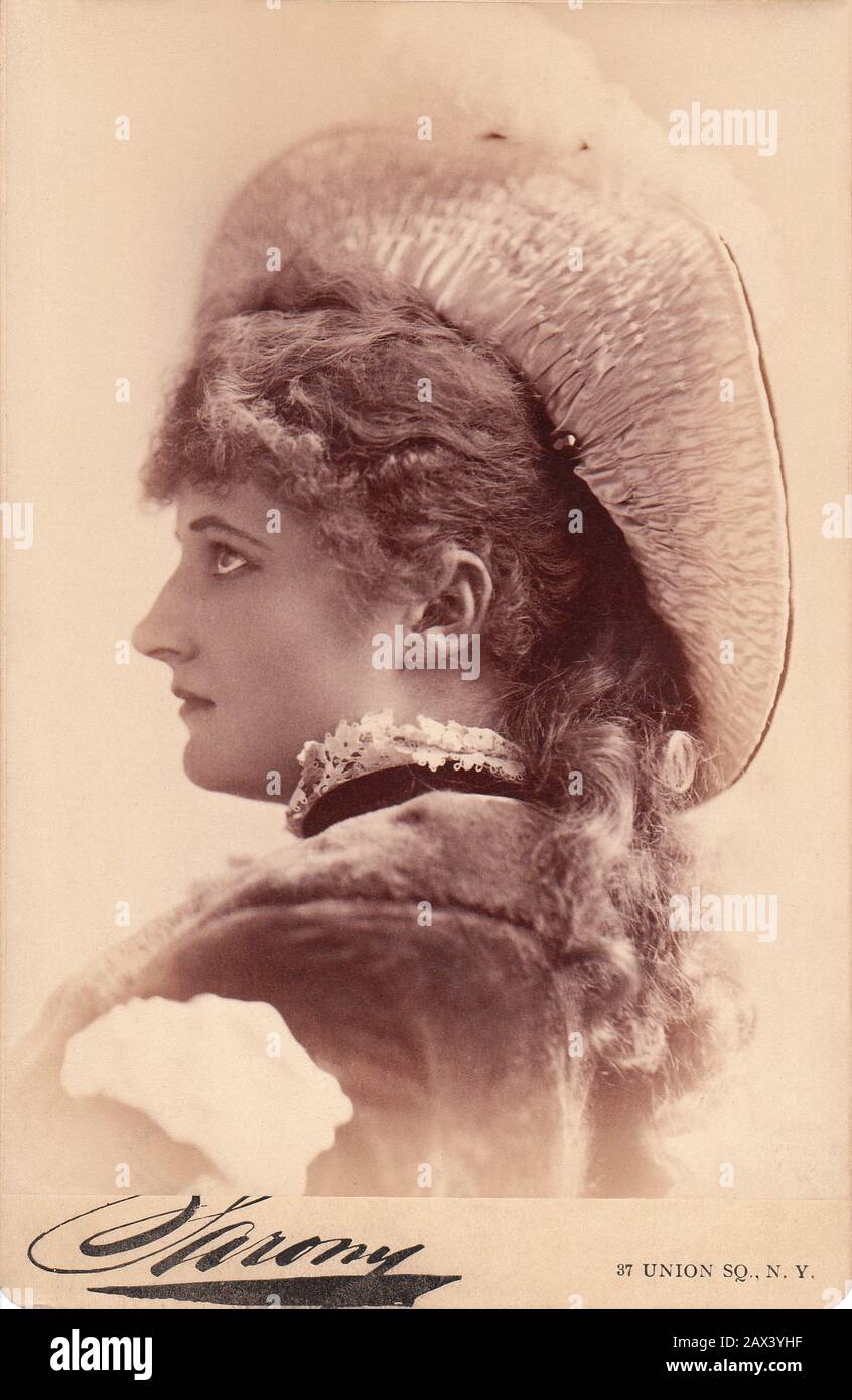 1884 ca , New York , USA  : The celebrated  american, born english , theatre actress MARY ANDERSON ( 1859 - 1940 ) . Photo by Sarony , New York . She then worked the New York and touring company stages for twelve years until she spent the next six years on the English stage (appearing in a lot of Shakespeare productions). She then returned to the United States, and at age 30, collapsed on  stage with a case of nervous exhaustion. This experience, likely coupled with less than favorable reviews, caused her to retire from acting.   - BEAUTIFUL WOMAN - women - TEATRO - TEATHRE - THEATER - BELLE E Stock Photo