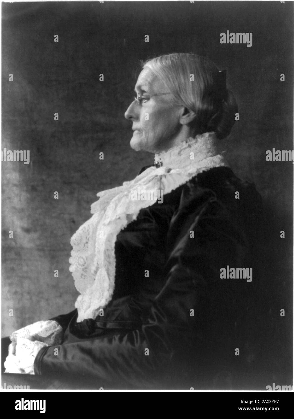 1895 ca , USA : The social activist abolitionist, and leading figure of the early woman's movement  SUSAN B. ANTHONY ( Susan Brownell , 1820 - 1906 ). Photo by  Frances Benjamin JOHNSTON ( 1864 - 1952 )  - SUFFRAGETTA - sufraggetta - Sufragist - POLITICO - POLITICIAN - POLITICA - POLITIC - FEMMINISMO - FEMMINISTA  - FEMMINISTE - SUFFRAGETTE - USA - ritratto - portrait  - FEMMINISM - FEMMINIST - SUFFRAGIO UNIVERSALE - VOTO POLITICO ALLE DONNE - FASHION - MODA  - OTTOCENTO - 800's - '800 - donna anziana vecchia - ancient old woman - lace - pizzo - profilo - profile - chignon - lens - occhiali da Stock Photo
