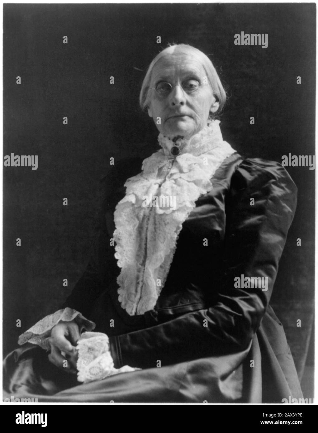 1895 ca , USA : The social activist abolitionist, and leading figure of the early woman's movement  SUSAN B. ANTHONY ( Susan Brownell , 1820 - 1906 ). Photo by  Frances Benjamin JOHNSTON ( 1864 - 1952 )  - SUFFRAGETTA - sufraggetta - Sufragist - POLITICO - POLITICIAN - POLITICA - POLITIC - FEMMINISMO - FEMMINISTA  - FEMMINISTE - SUFFRAGETTE - USA - ritratto - portrait  - FEMMINISM - FEMMINIST - SUFFRAGIO UNIVERSALE - VOTO POLITICO ALLE DONNE - FASHION - MODA  - OTTOCENTO - 800's - '800 - donna anziana vecchia - ancient old woman - lace - pizzo  - chignon - lens - occhiali da vista ----  Archiv Stock Photo