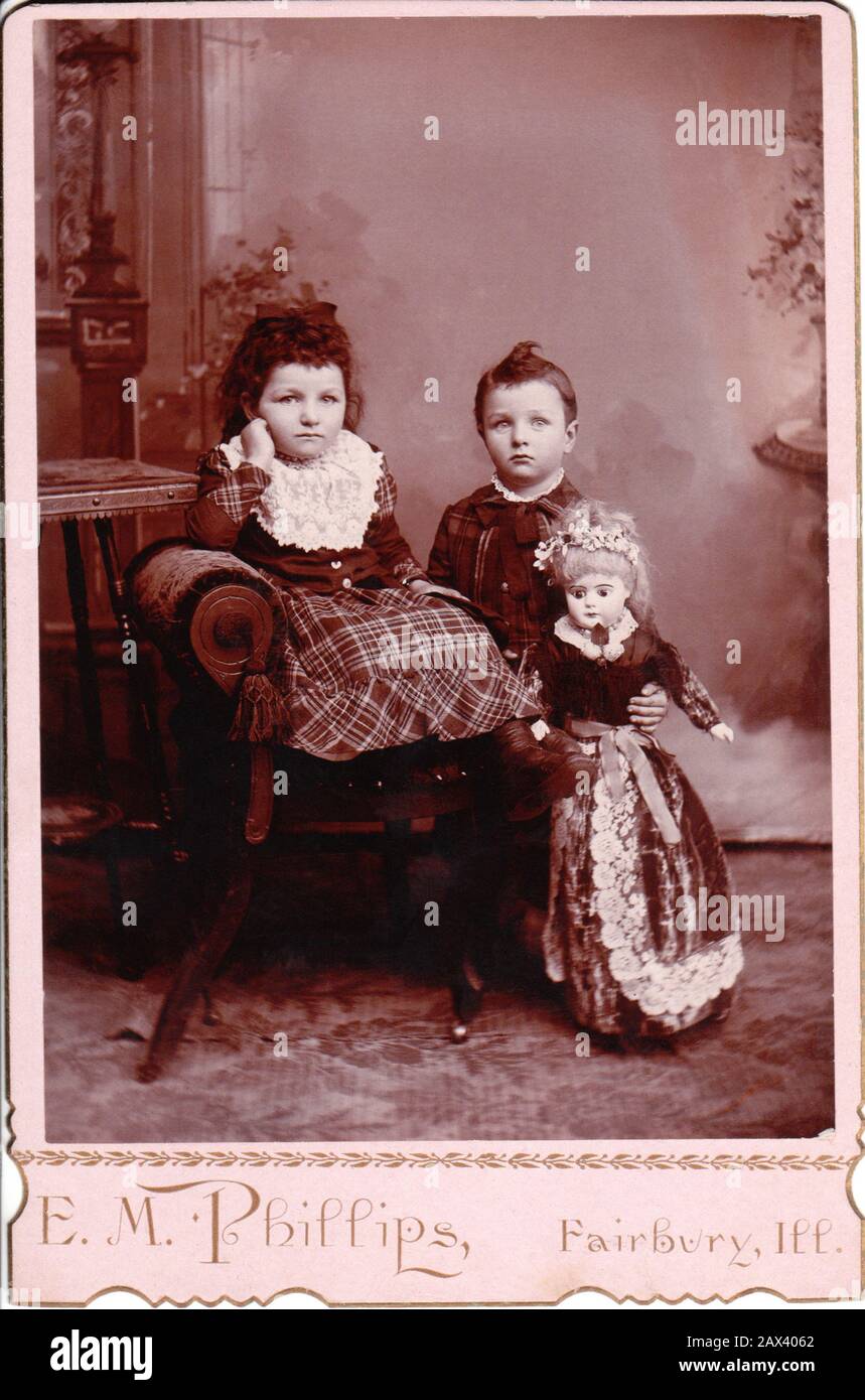 1895 ca, CHICAGO , USA : Little girl with brother with doll . Photo by E. M. Phillips , Fairbury , Illinois  - FOTO STORICHE - HISTORY PHOTOS -  BAMBINA -  CHILD - BAMBINO - BAMBINI - BAMBINE - CHILDREN -  tenerezza - tenderly - CHILDREN - BAMBINA - BABY - OTTOCENTO - BELLE EPOQUE - FASHION - MODA INFANTILE - BABY -  bebé  - pizzo - lace  - CHILDHOOD - INFANZIA - bambola - bambole - toys - giocattolo - giocattoli - gioco - play - poltrona  - pizzo - lace - sorella - sister - fratello - fratelli - brothers - collar - colletto - tartan schotish tissue - tessuto scozzese   ----- Archivio GBB Stock Photo