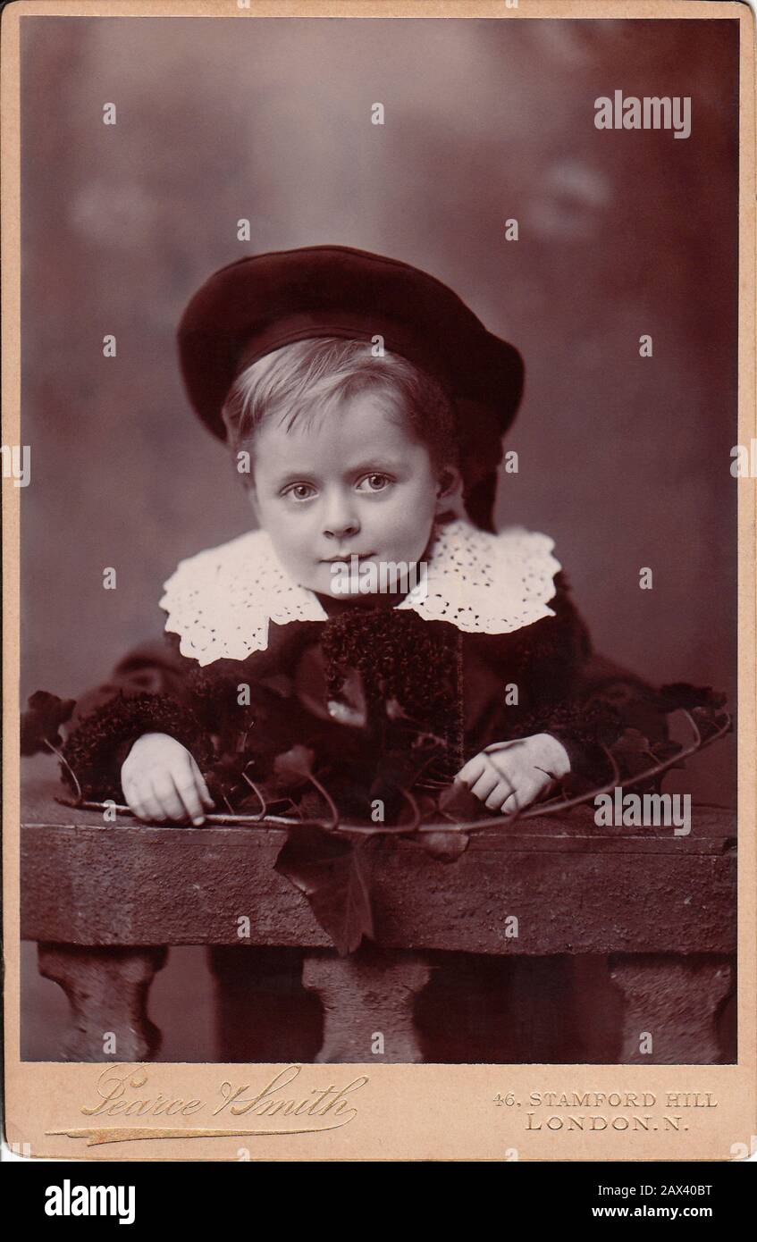 1895 ca , London , GREAT BRITAIN : A little boy child dressed like a Little  Lord . Photo by Pearce and Smith , London - FOTO STORICHE - HISTORY PHOTOS -