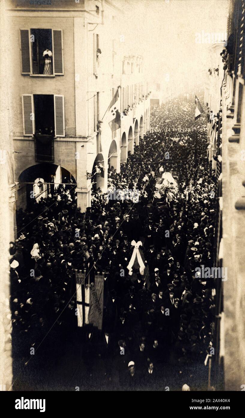 1907 , BOLOGNA , ITALY  : The celebrated italian poet Giosué CARDUCCI ( Valdicastello 1835 - Bologna 1907 ) funeral, NOBEL Prize for the Literature in 1906 . In this photo the funeral procession passes by Via Santo Stefano to San Petronio church in Piazza Maggiore and after to Certosa Cementery . Carducci died Feb. 16 at his home . All Italy as the mourning for the death of the poet bard of the Risorgimento. At the funeral the horses that carry the coffin at the Certosa have hooves bandaged. Piazza Maggiore and many private houses were hung with black. The lights are lit along the path and 'tr Stock Photo