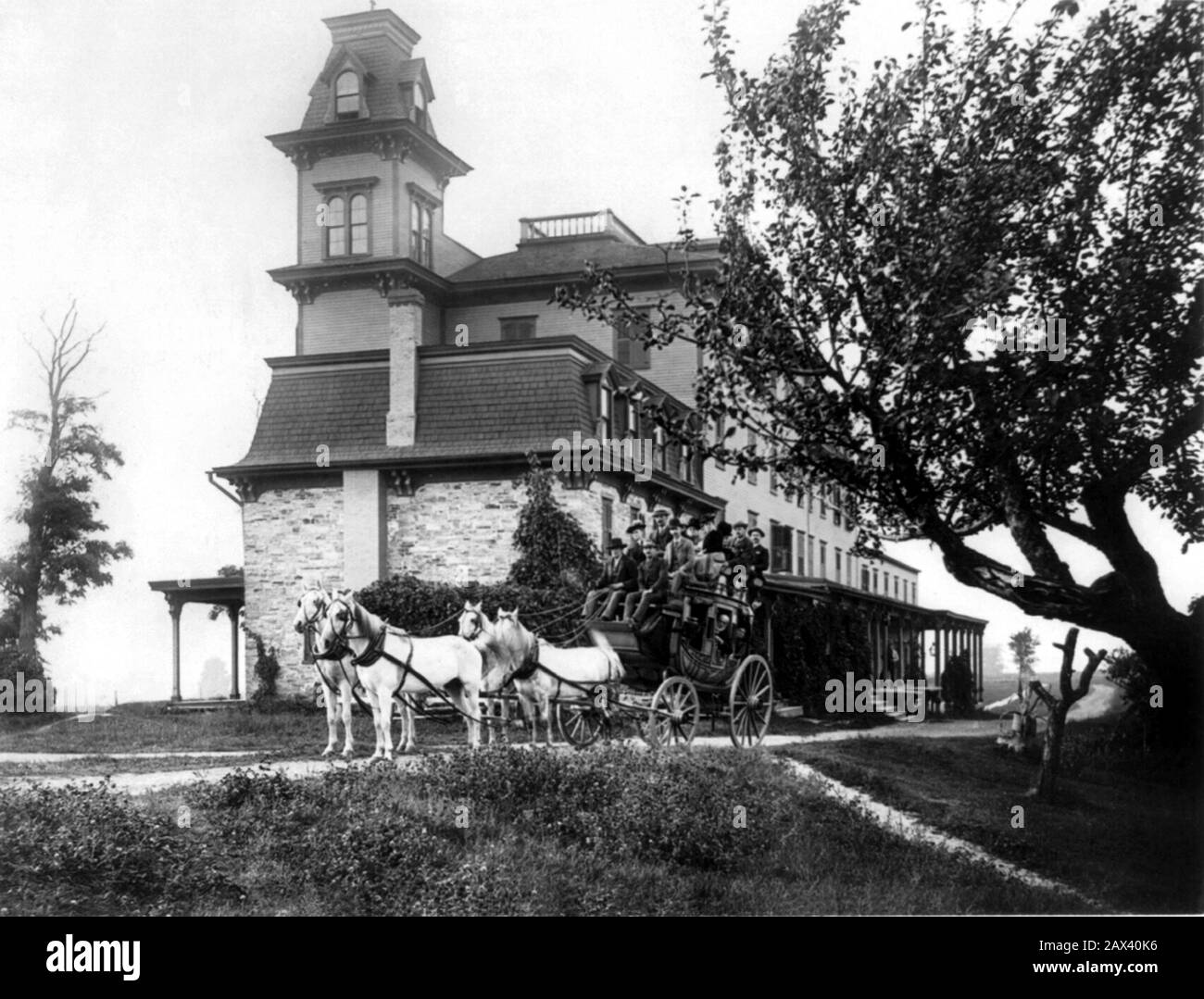 1889 , Adirondack Mountains , USA : Au Sable Chasm . Lake View House   , by photographer S.R. Stoddard , Glens Falls, N.Y. - STATI UNITI  D' AMERICA  - FOTO STORICHE - Countryside - HISTORY PHOTOS - CASA - HOME - ABITAZIONE -  country - campagna - FAMILY - FAMIGLIA -  ARCHITECTURE - ARCHITETTURA - GEOGRAFIA - GEOGRAPHY - GARDEN - GIARDINO - albero - tress - cavalli bianchi - white horses - carrozza - diligenza - couch - tourism - tourists - turista - turisti  - AMERICAN GOTHIC STYLE - STILE GOTICO AMERICANO - porch - porticato - portico - nebbia - fog - horror - atmosfera dell' orrore ----  Ar Stock Photo