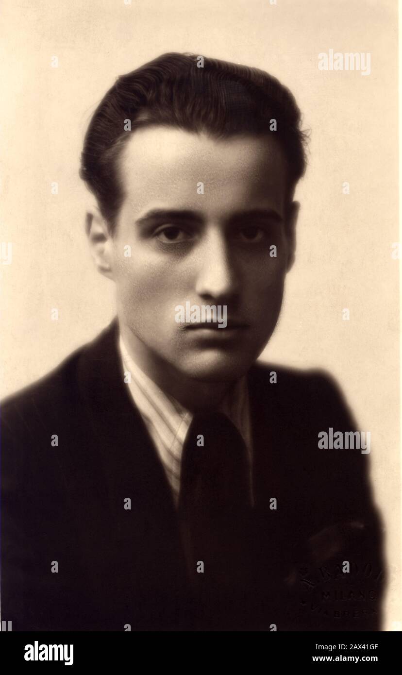 1945 ca , Milano , ITALY :The italian journalist , play writer , theatre criticist and writer ROBERTO DE MONTICELLI ( Firenze , 1919 - Milano , 1987 ), photo by Badodi , Milano . In 1947 he entered in TEMPO DI MILANO . In 1950 changes to EPOCA illustrated magazine  where he is responsible for investigations and reports from Italy and abroad on current events , politics , art , literature and theater . Then participate in the birth of  IL GIORNO ( 1956 ) became, again, responsible for the show section . In 1974 he moved to the CORRIERE DELLA SERA  inherited the 'cathedra' previously occupied Pr Stock Photo
