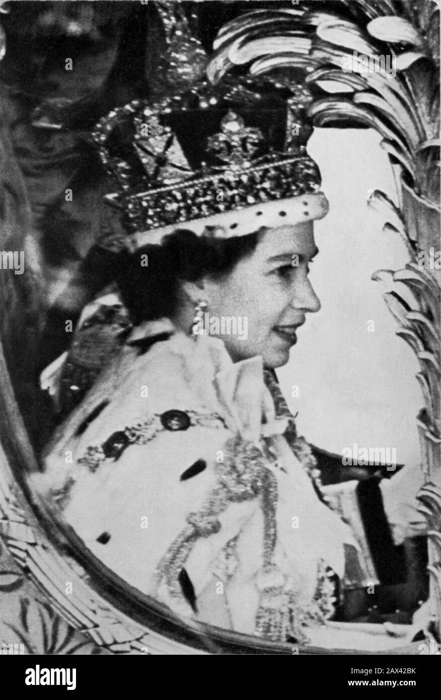1953, 2 june , Westminster Abbey , London , England  : The  coronation day, just after  the crowning  of  Queen ELIZABETH  II of England ( born 1926 ) at Westminster Abbey  in the State Coach  . - REALI - ROYALTY - nobili - Nobiltà  - nobility - GRAND BRETAGNA - GREAT BRITAIN - INGHILTERRA - REGINA - WINDSOR - House of Saxe-Coburg-Gotha - crown - corona - collana - bijoux - gioiello - gioielli - jewels - jewellery - ROYAL FAMILY - FAMIGLIA REALE - Incoronazione - diamante - diamanti - diamands - smile - sorriso - cocchio reale - carrozza ---- ARCHIVIO GBB Stock Photo
