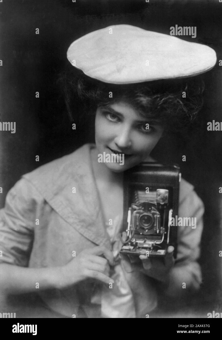 1909, USA : THE KODAK GIRL . Woman photographer with his camera   - STATI UNITI D' AMERICA -  fotografo - fotografi - fotografa - BELLE EPOQUE - FOTOREPORTER - PHOTOREPORTERS - photographer - PHOTO REPORTERS - macchina fotografica - macchine fotografiche - hat - cappello - HISTORY - FOTO STORICA STORICHE - Paparazzo - paparazzi - FOTO D' ATTUALITA'  - colletto - collar -  STORIA DELLA FOTOGRAFIA - FASHION - MODA - NOVECENTO - '900 - 900's - 1910's ----  Archivio GBB Stock Photo