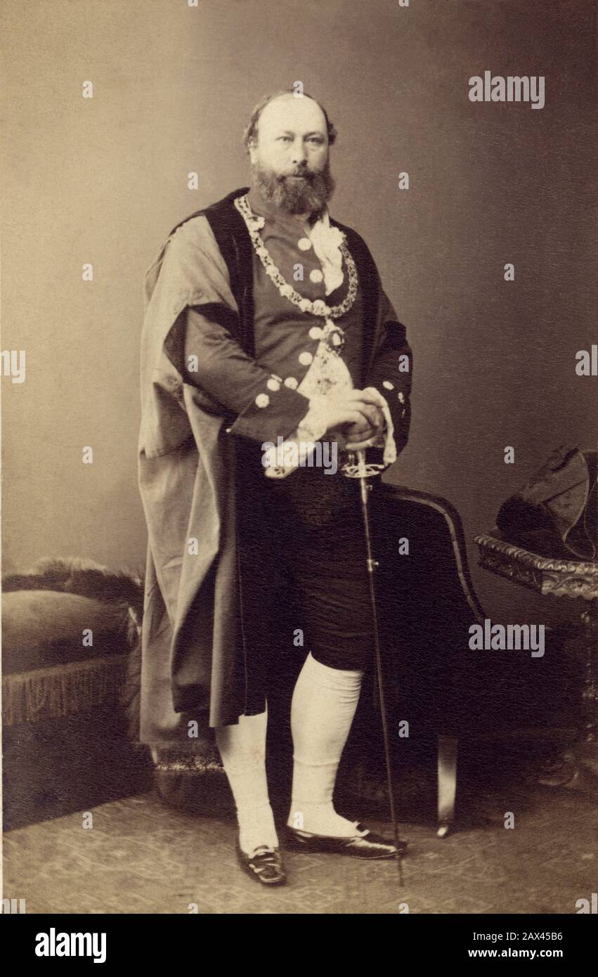 1870 ca, LONDON , ENGLAND , GREAT BRITAIN :Gentleman in Ministerial robed regalia - LONDRA  -  portrait - ritratto  - beard - barba - FASHION - MODA  - DANDY - UOMINI ELEGANTI - UOMO - ELEGANZA - MEN MAN - OTTOCENTO - XIX CENTURY  - 800's - '800 - HISTORY - FOTO STORICHE  - EPOCA VITTORIANA - VICTORIAN HERA - spada - sword - scarpe - shoes - collare - INGHILTERRA - pizzo - lace  - uniforme - divisa - uniform - mantello - mantle ----  Archivio GBB Stock Photo