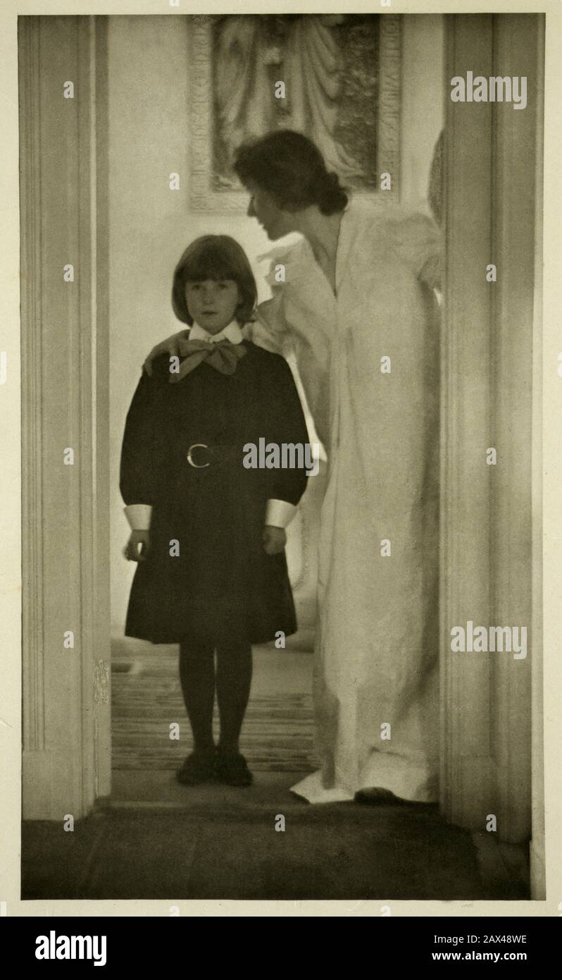 1900 , New York , USA : Photo by  Gertrude KASEBIER ( 1852 - 1934), woman photographer  of CAMERA WORK school .  Photomechanical print tittled ' Blessed art thou among women ', New York , Camera Club of New York .  Photograph shows a mother and daughter standing in a doorway, with a picture of the Annunciation on the wall behind them. The young girl is Peggy Lee with her mother Agnes Lee (wife of Boston photographer Francis Watts Lee), probably at their home in Boston.  - BELLE EPOQUE  - PORTRAIT - RITRATTO -  WOMAN - DONNA - FASHION - MODA - BELLE EPOQUE  - foto stile pittorialista - pittoria Stock Photo