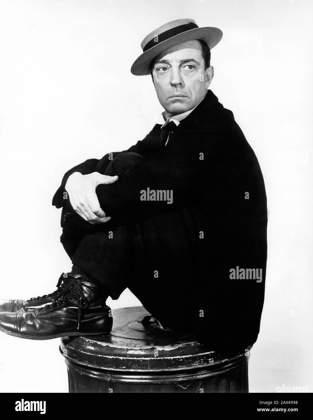 1939 , USA  : The american silent movie actor and director BUSTER KEATON ( 1895 - 1966 ) , pubblicity still for the movie HOLLYWOOD CAVALCADE by Irving Cummings - FILM - SILENT MOVIE - CINEMA MUTO  - portrait - ritratto -  regista cinematografico - attore  - comico - tie - cravatta - collar - colletto  - COMICO - shoes - hat - cappello - ANNI TRENTA - 30's - '30 -  shoes - scarpe  ----  ARCHIVIO GBB Stock Photo