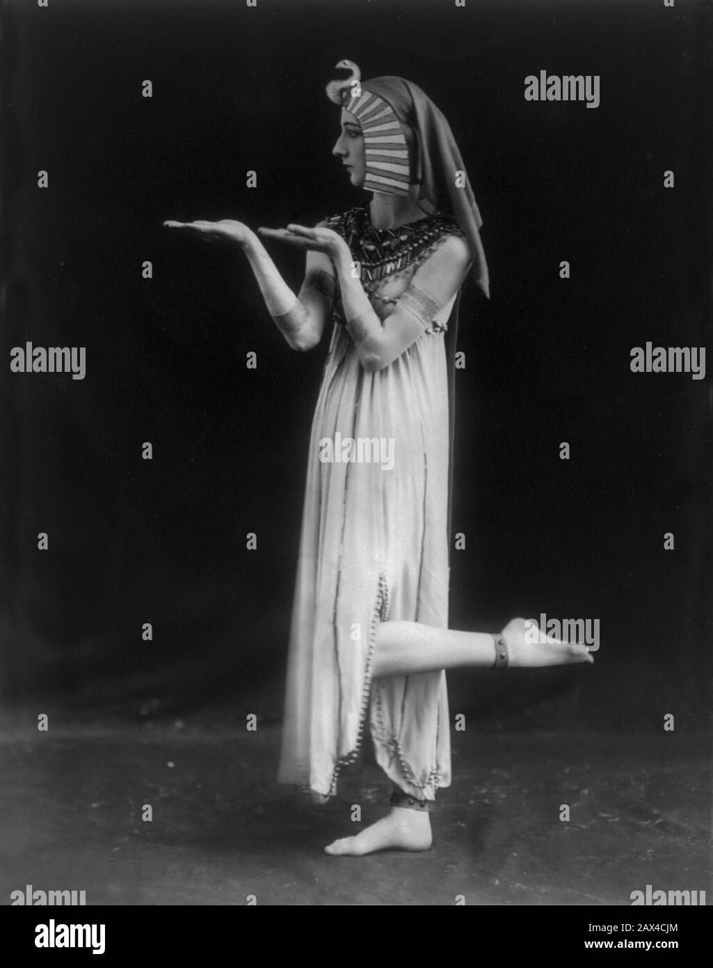 1915 , New York , USA : The russian ballerina DESIREE LUBOWSKA  as CLEOPATRA   - DANCER - BALLETTO - BALLET -   DANCE - DANZA - COREOGRAFO - COREOGRAPHY - COREOGRAFIA -  ballerina  - EURYTHMIC DANCE - avantgarde - DANZA - CINEMA - BALLETTO - TEATRO  - woman DANCER  - AVANGUARDIA  - THEATER - THEATRE - moderno - MODERNISM - THEATRE - THEATER - TEATRO  - scene costume - costume di scena - orientalismo - costume egizio - Ancient Egypt - piedi nudi - barefoot - profilo - profile - hands - mani - Lubouska - LUBOVSKA  ----  ARCHIVIO GBB Stock Photo
