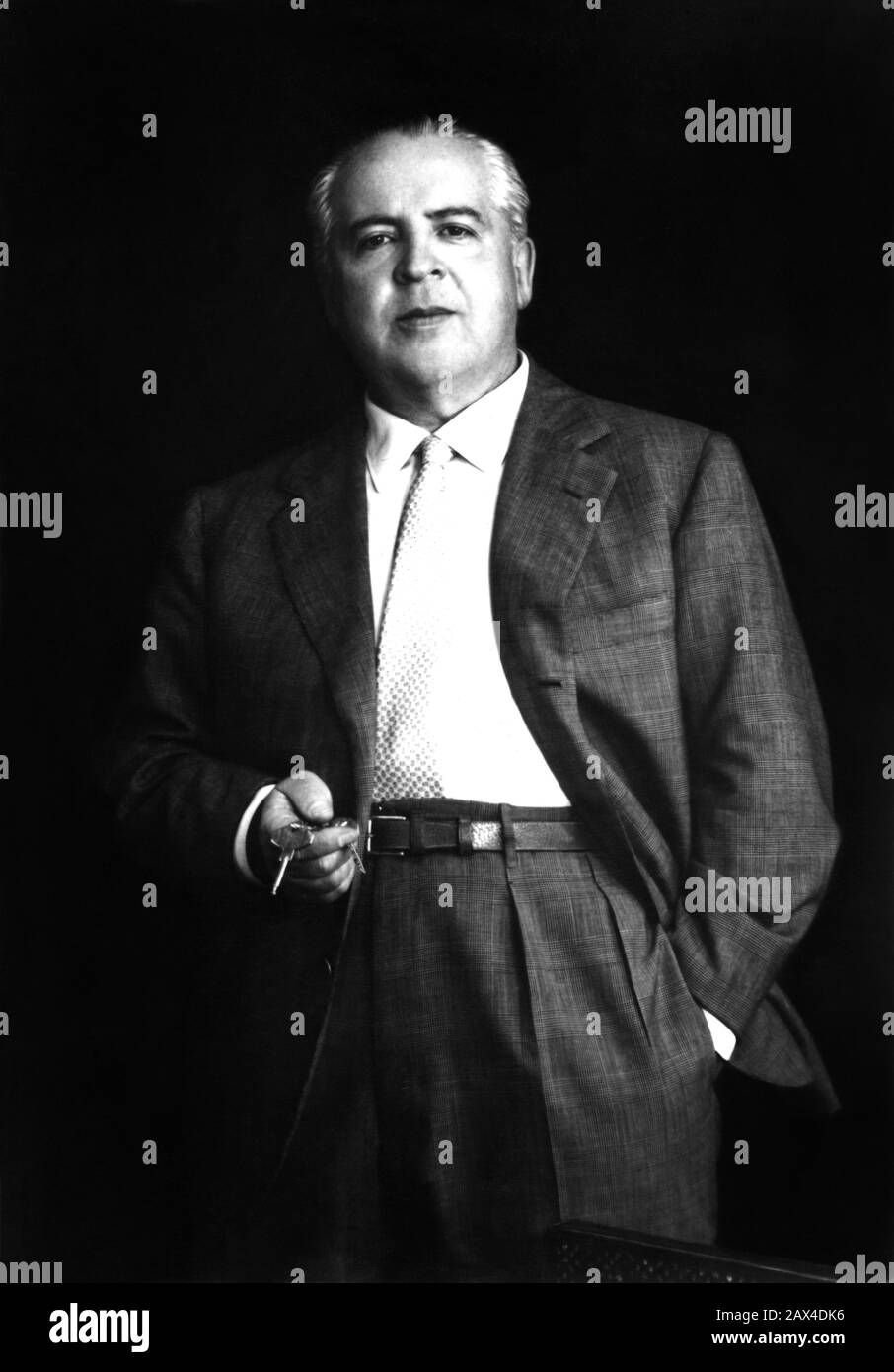 1955 ca , Rome , ITALY : The italian movie  director MARIO MATTOLI ( 1898 – 1980 )  - CINEMA - MOVIE -   REGISTA CINEMATOGRAFICO  - tie - cravatta - belt - cintura - colletto - collar ----   Archivio GBB Stock Photo