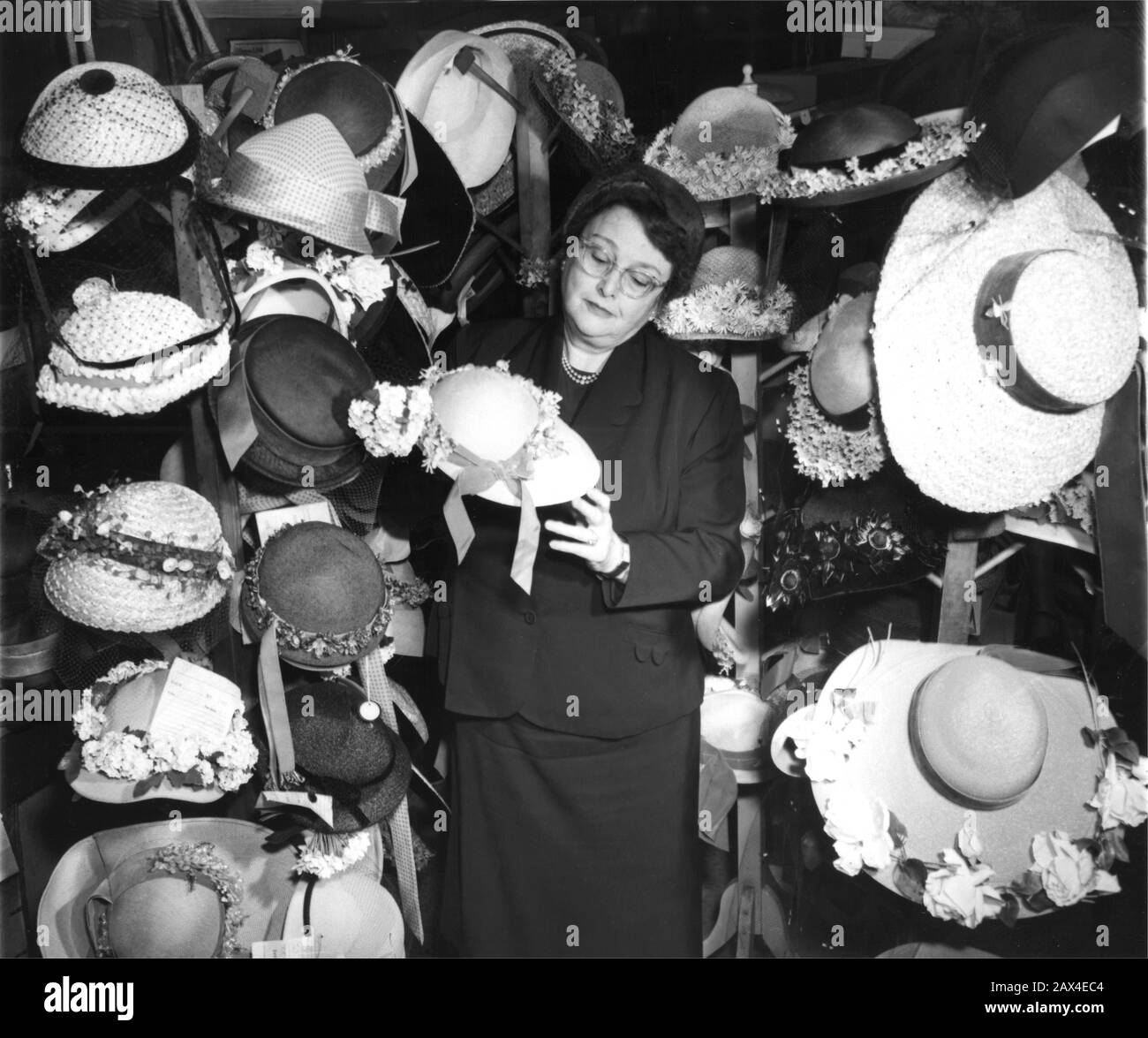 1950 , 21 february , NEW YORK , USA : MAUD MOODY , for almost a generation  has decided America 's HAT STYLES . She has just retired as millinery  editor of